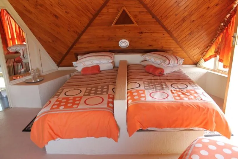 Photo of the whole room, Bed in Pyramids Motel