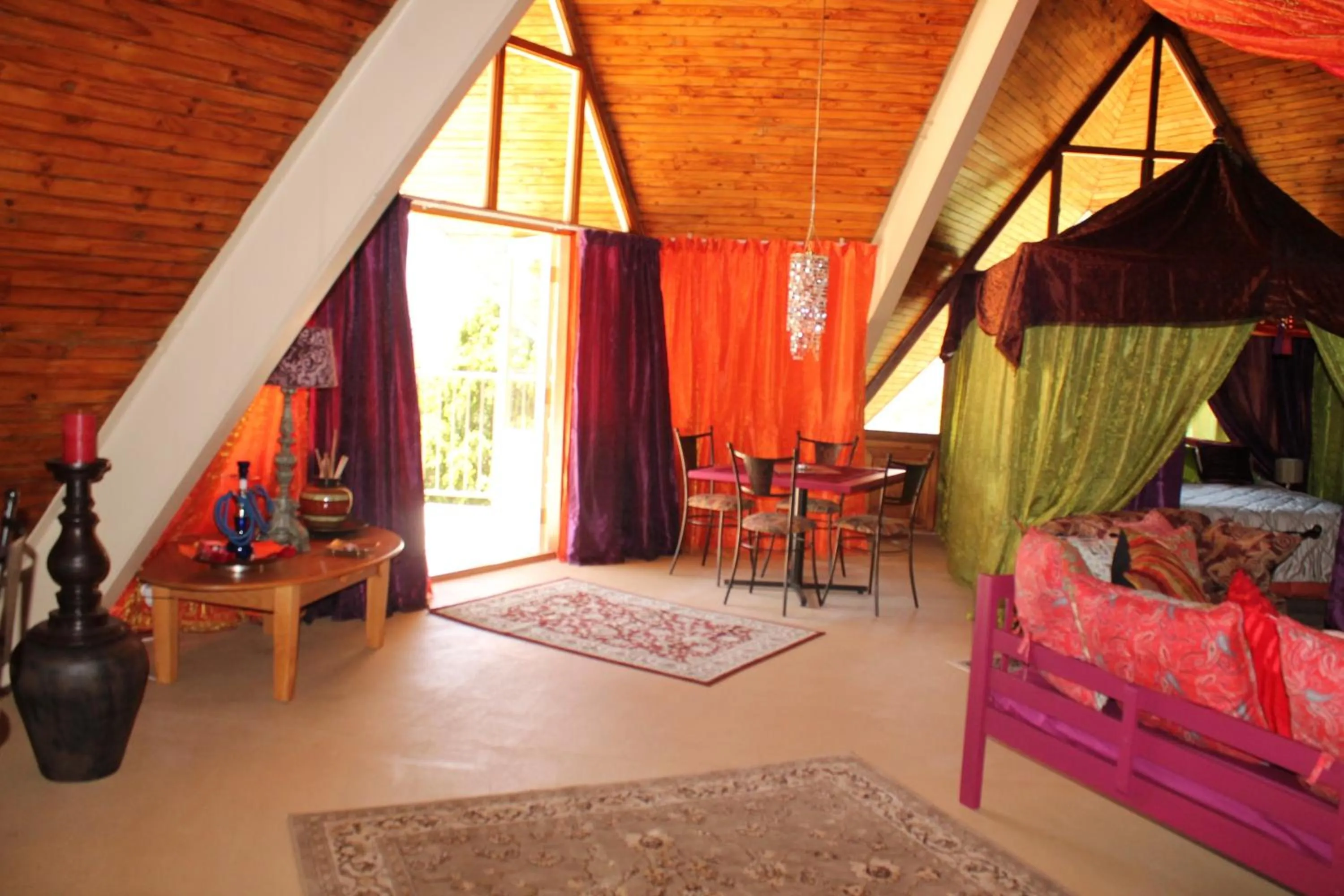 Living room, Bed in Pyramids Motel