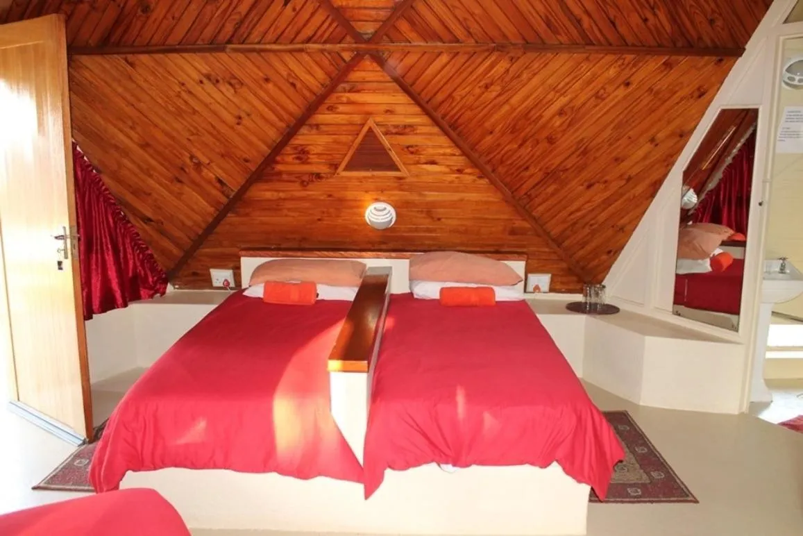 Bedroom, Bed in Pyramids Motel