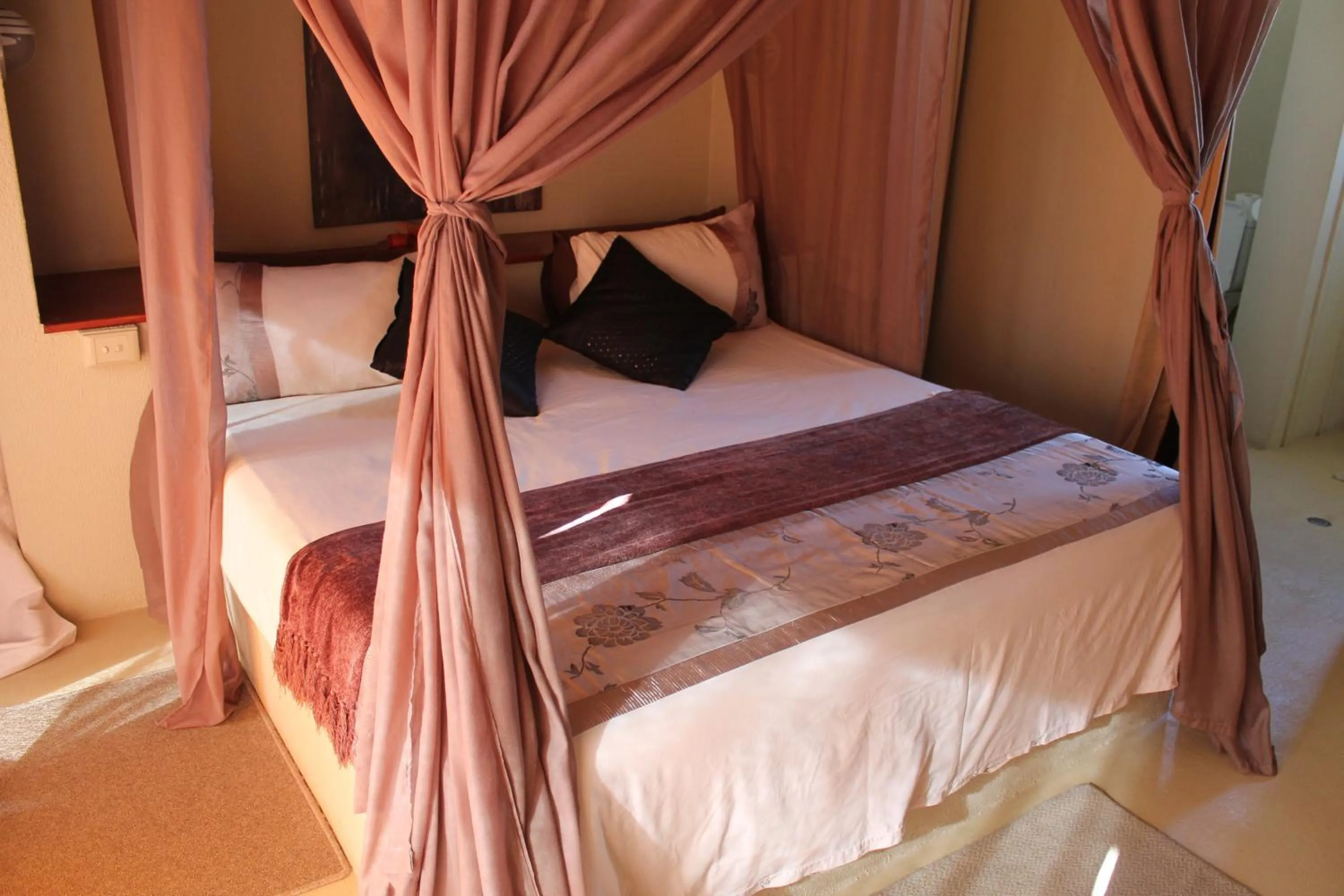 Bed in Pyramids Motel