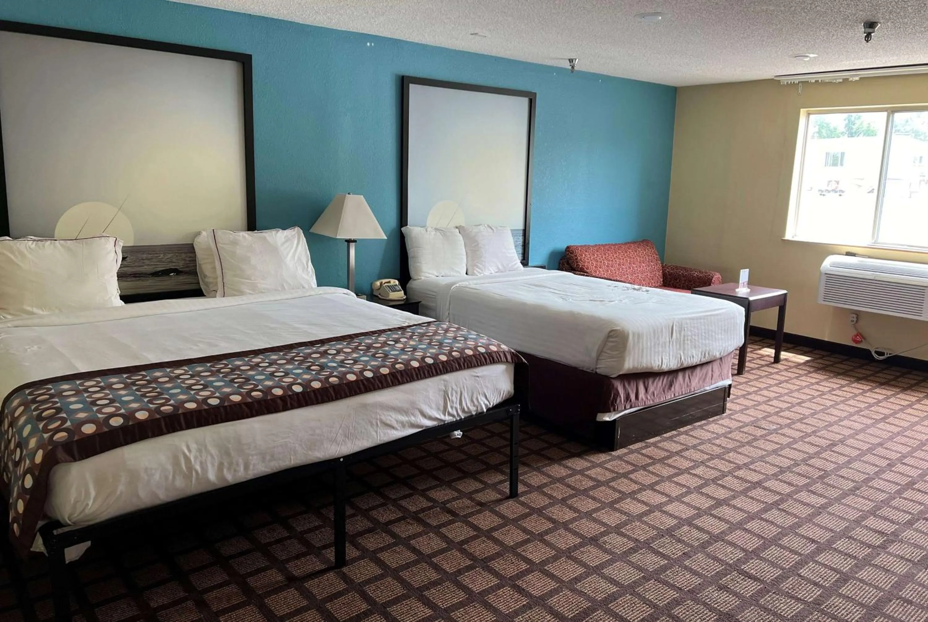 Photo of the whole room, Bed in Super 8 by Wyndham Whitewater WI