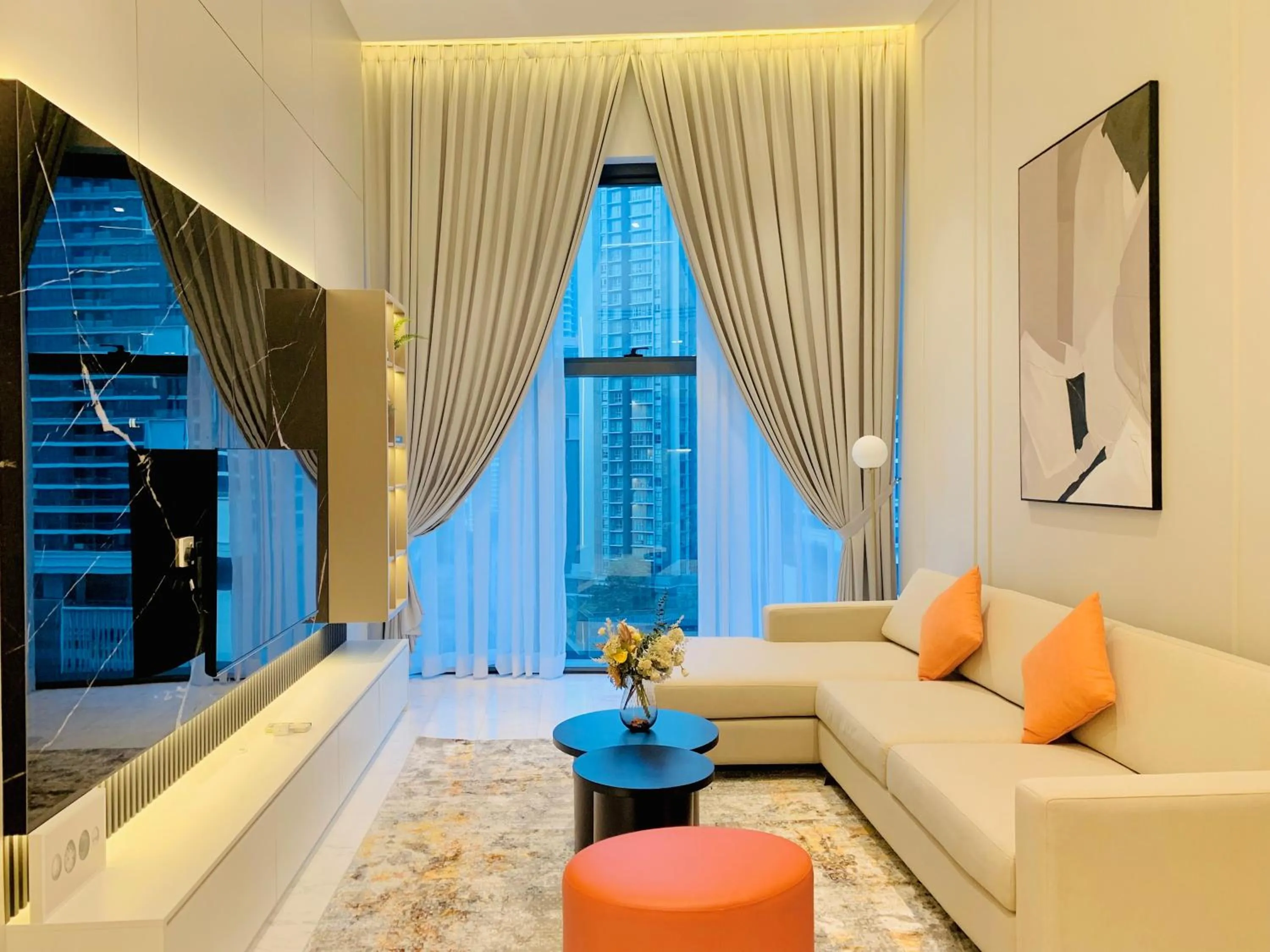 TV and multimedia in Eaton Residences By Luna