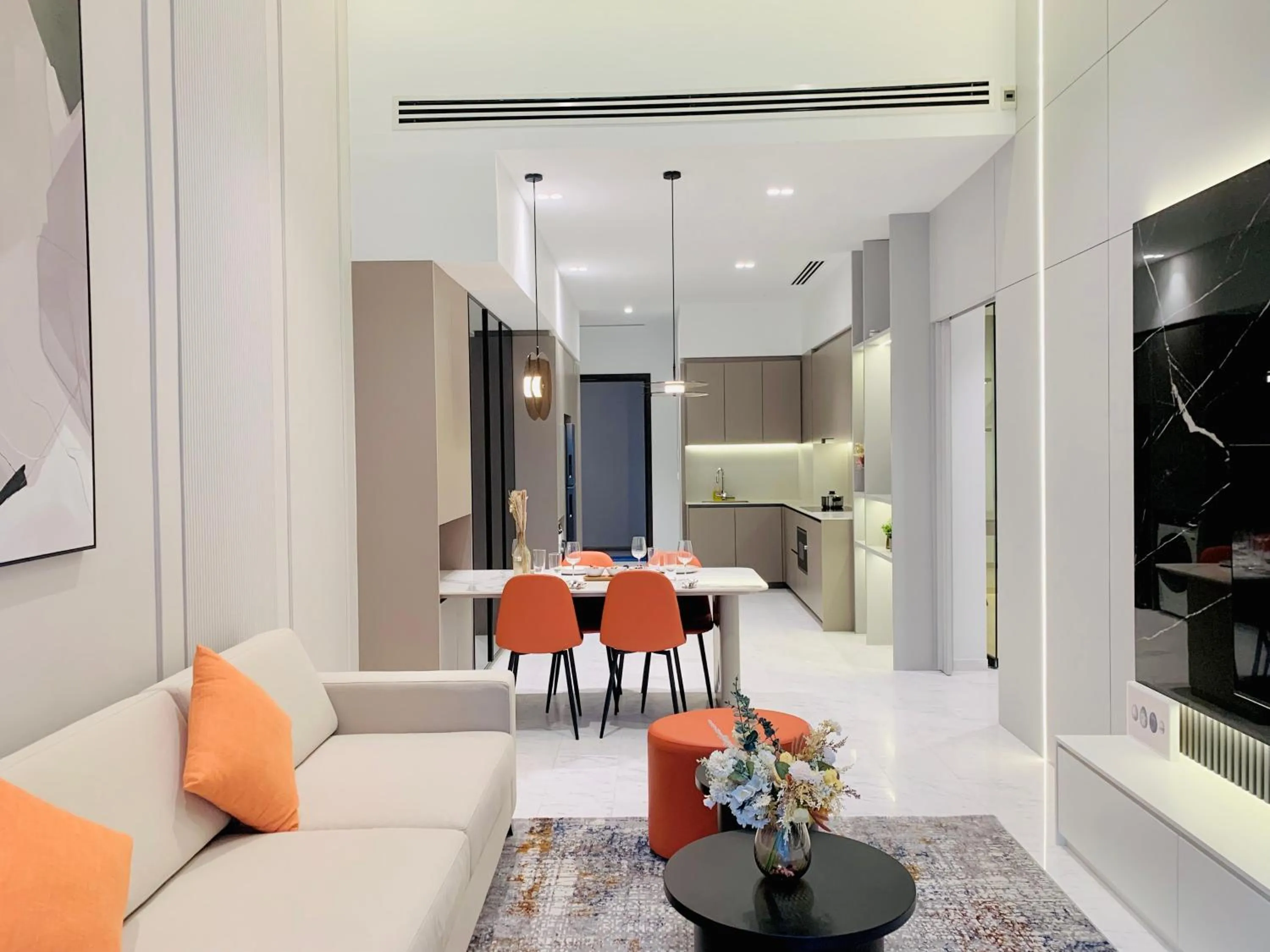 TV and multimedia in Eaton Residences By Luna