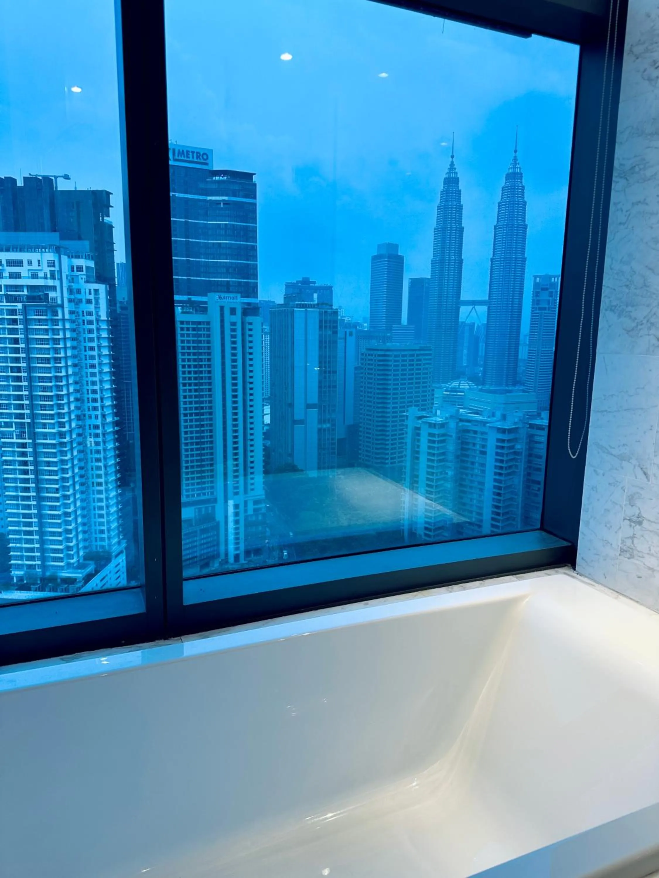 Hot Tub in Eaton Residences By Luna