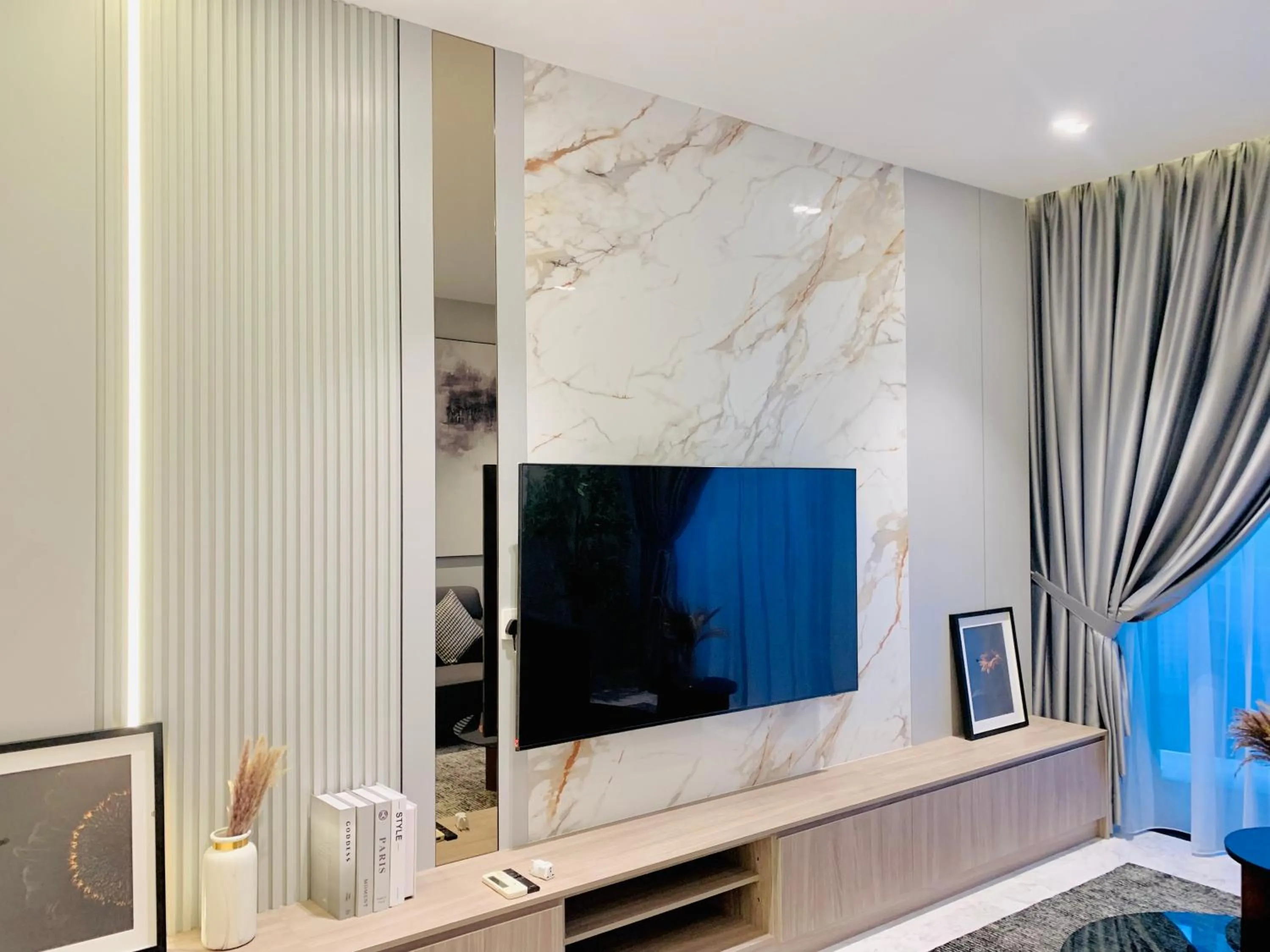 TV and multimedia in Eaton Residences By Luna