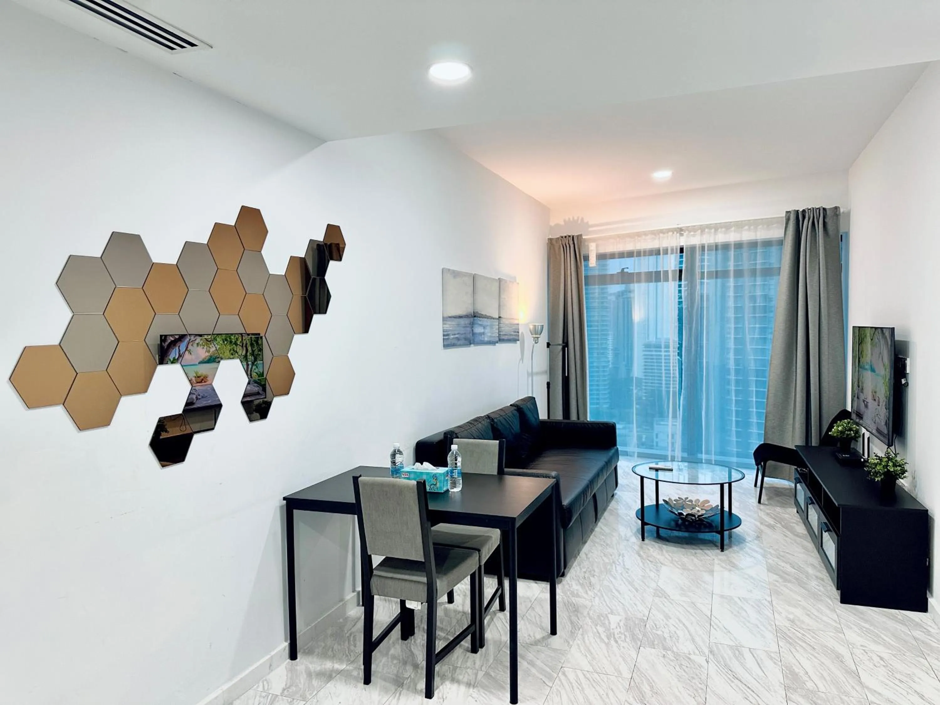 TV and multimedia in Eaton Residences By Luna