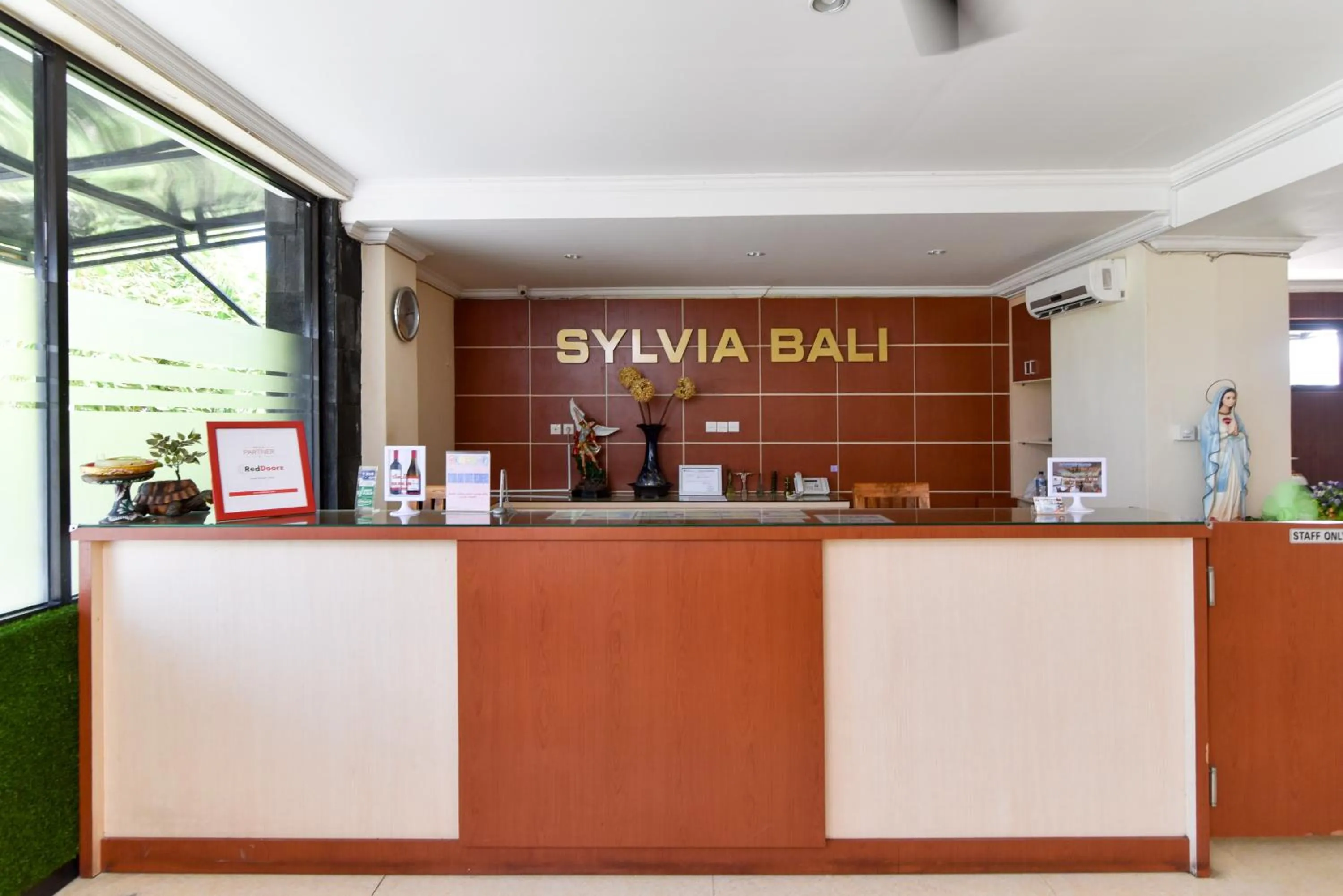 Lobby or reception in RedDoorz Plus near Mall Bali Galeria 2