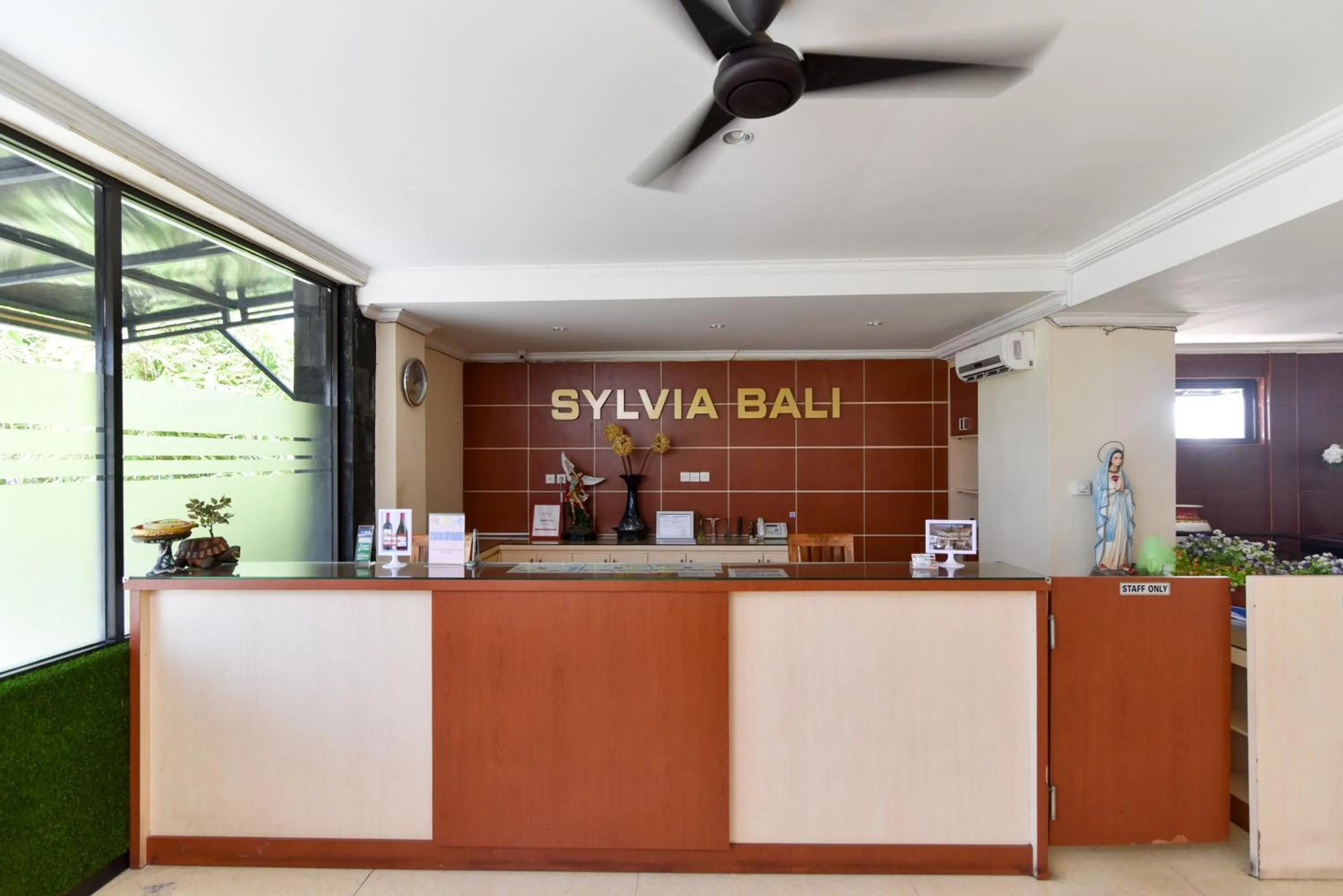 Lobby or reception in RedDoorz Plus near Mall Bali Galeria 2