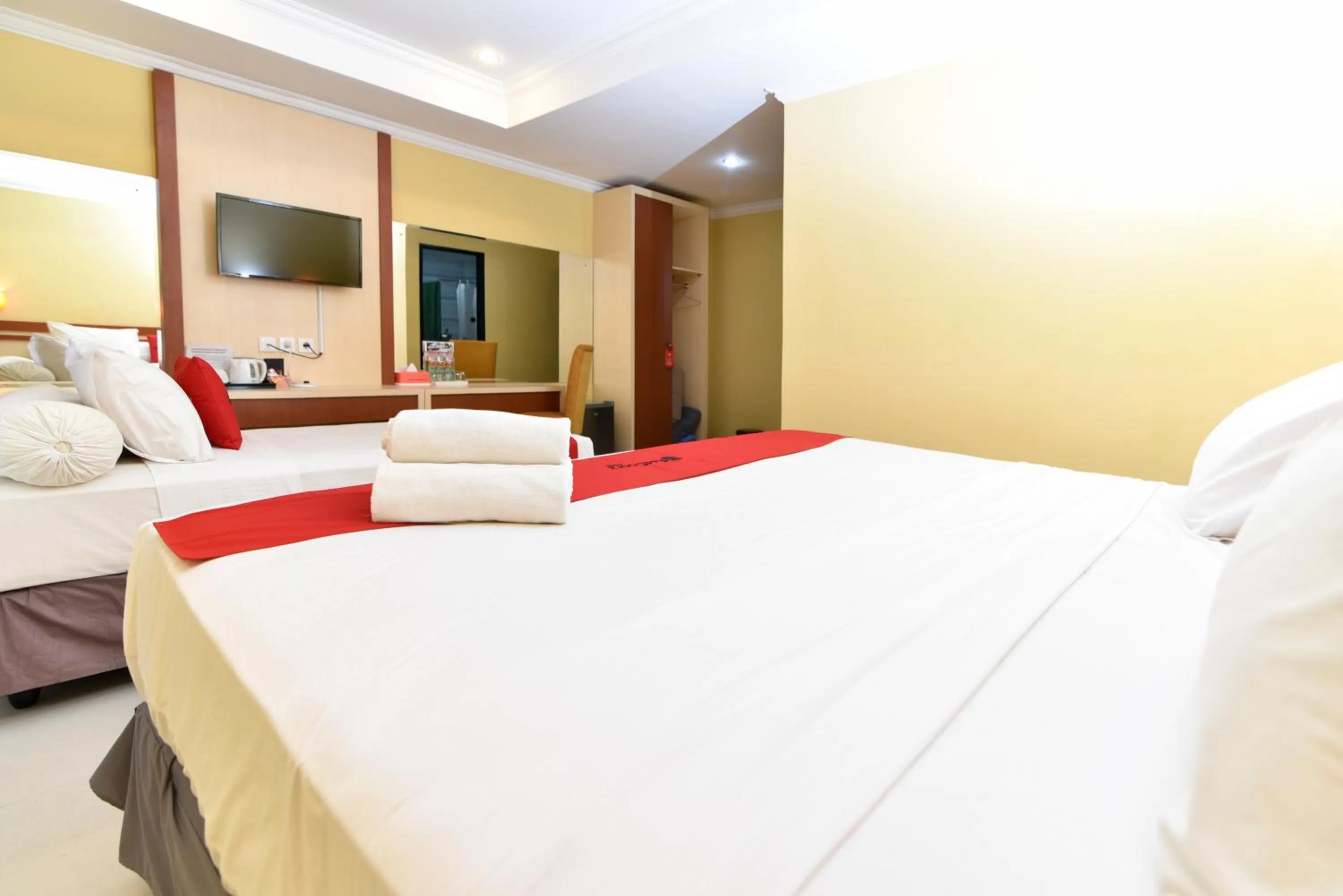 Bedroom, Bed in RedDoorz Plus near Mall Bali Galeria 2