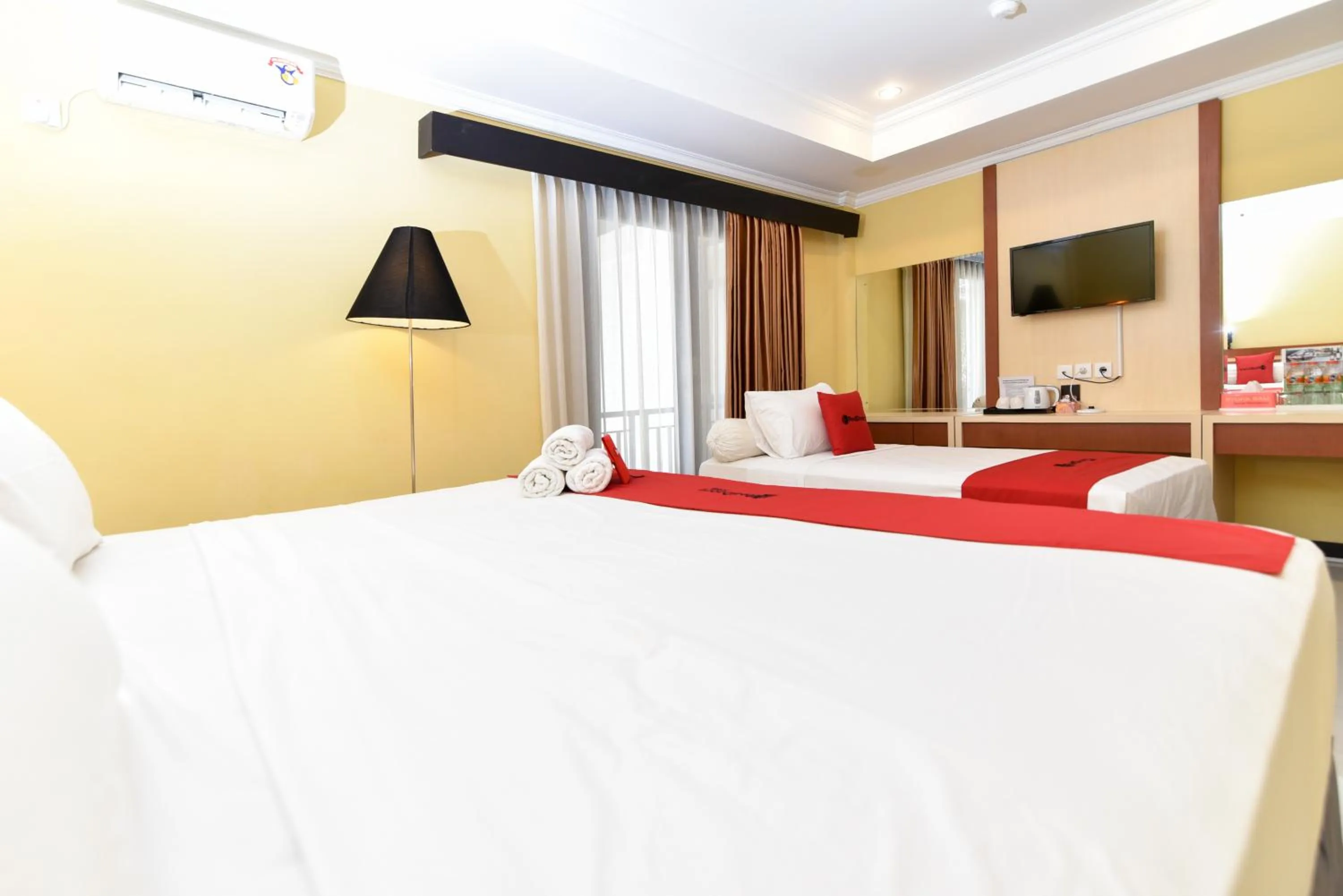 Bedroom, Bed in RedDoorz Plus near Mall Bali Galeria 2