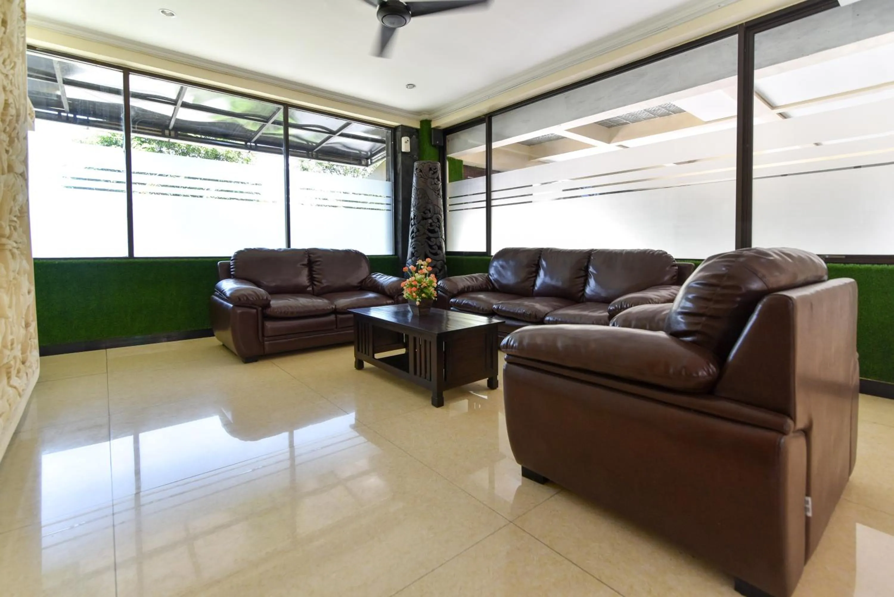 Lobby or reception in RedDoorz Plus near Mall Bali Galeria 2