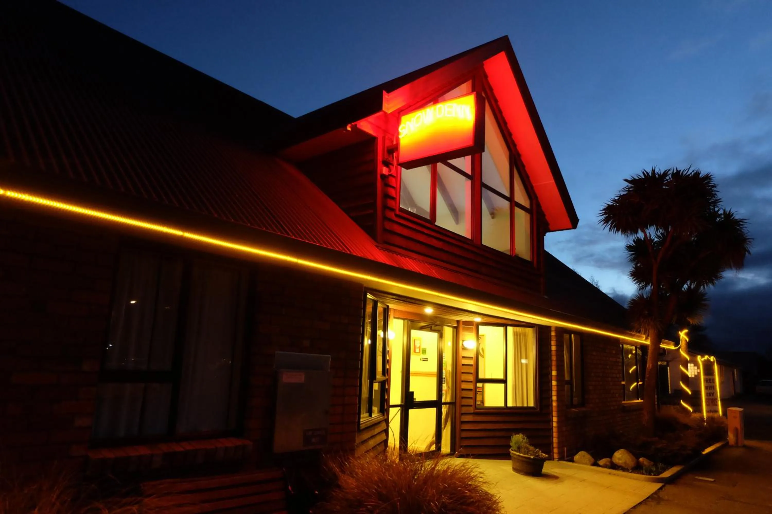 Facade/entrance in Snow Denn Lodge