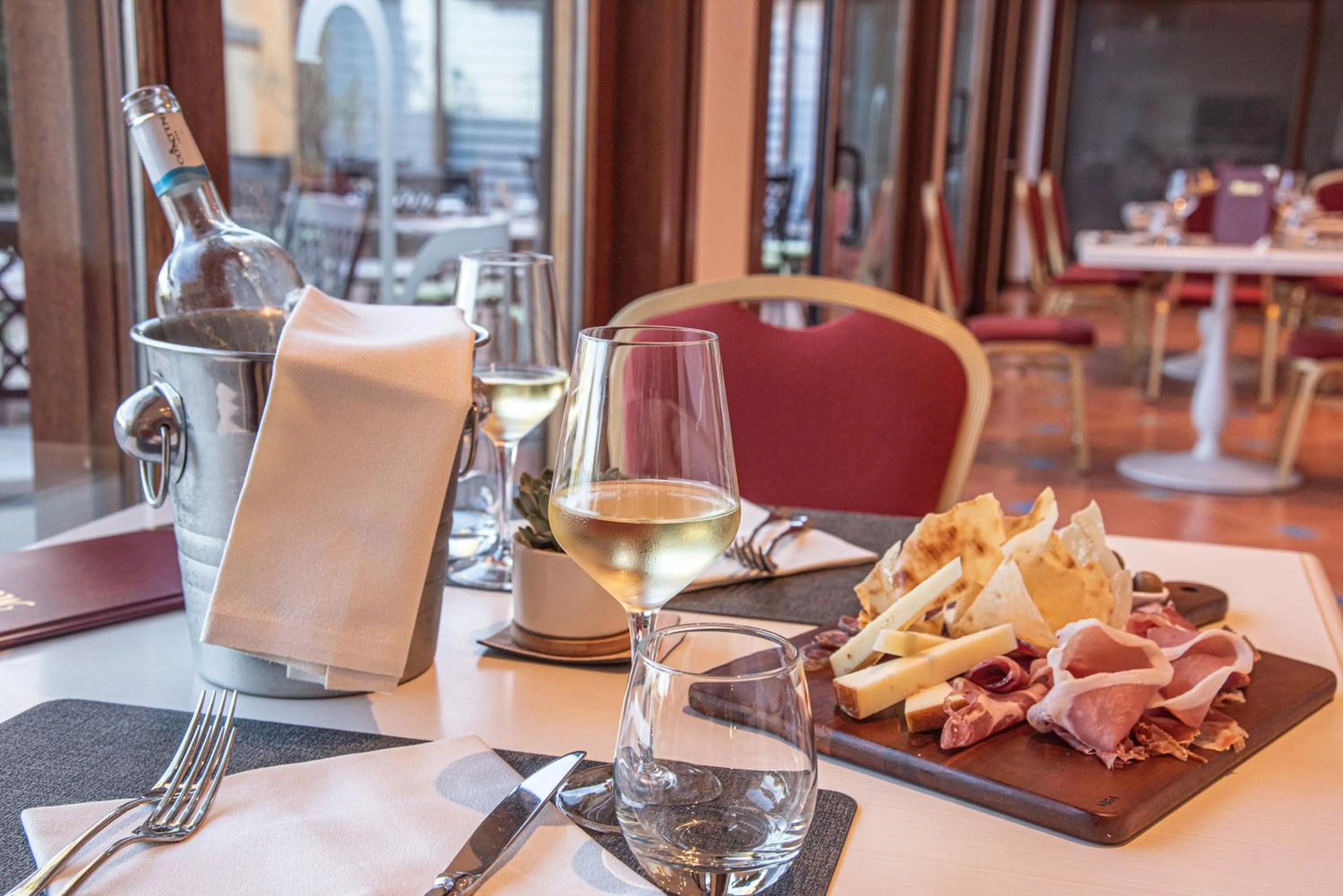 Restaurant/places to eat in Hotel Santa Gilla