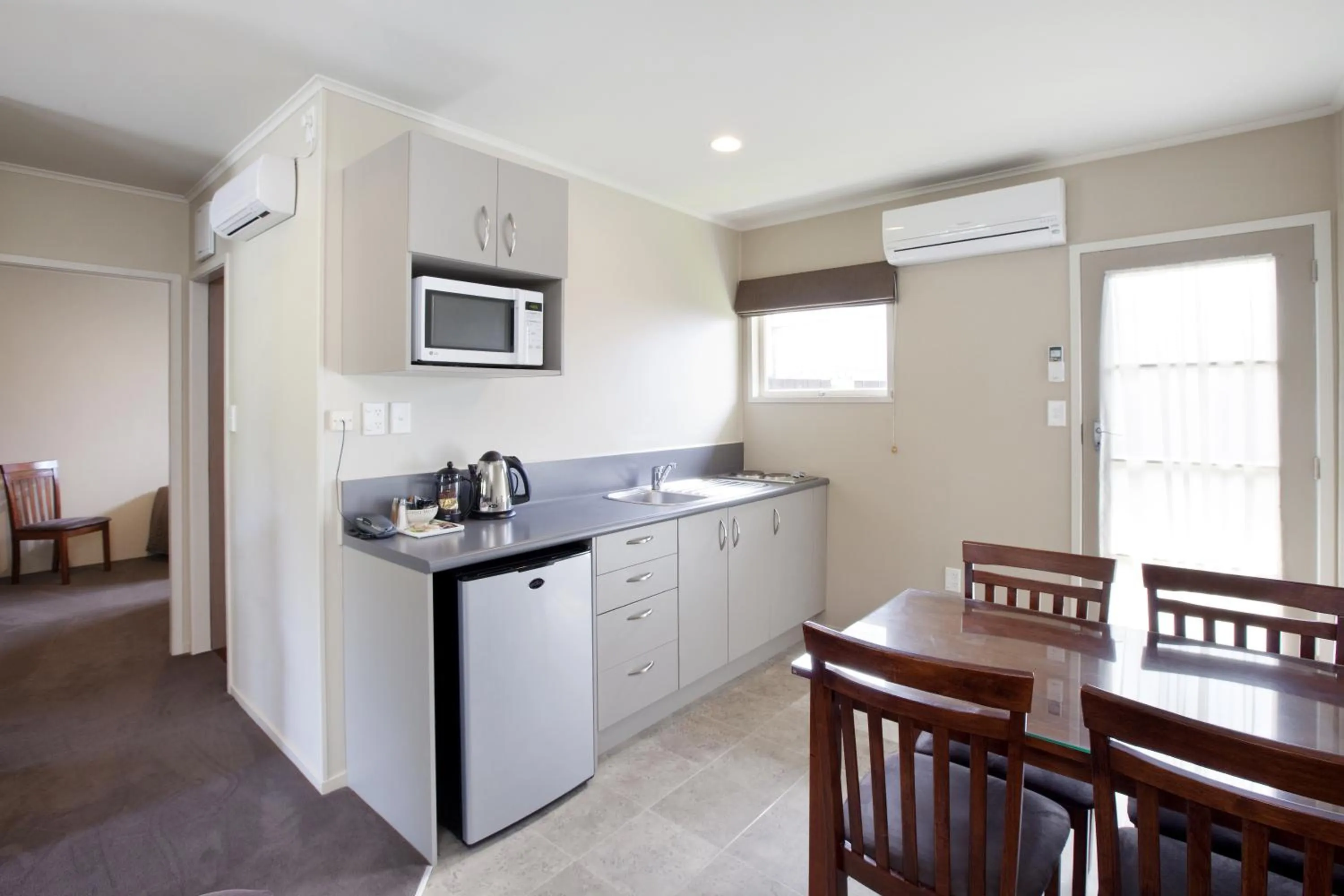 Kitchen or kitchenette in Colonial Court Motor Inn