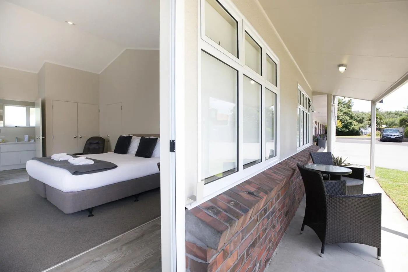 Bed in Colonial Court Motor Inn