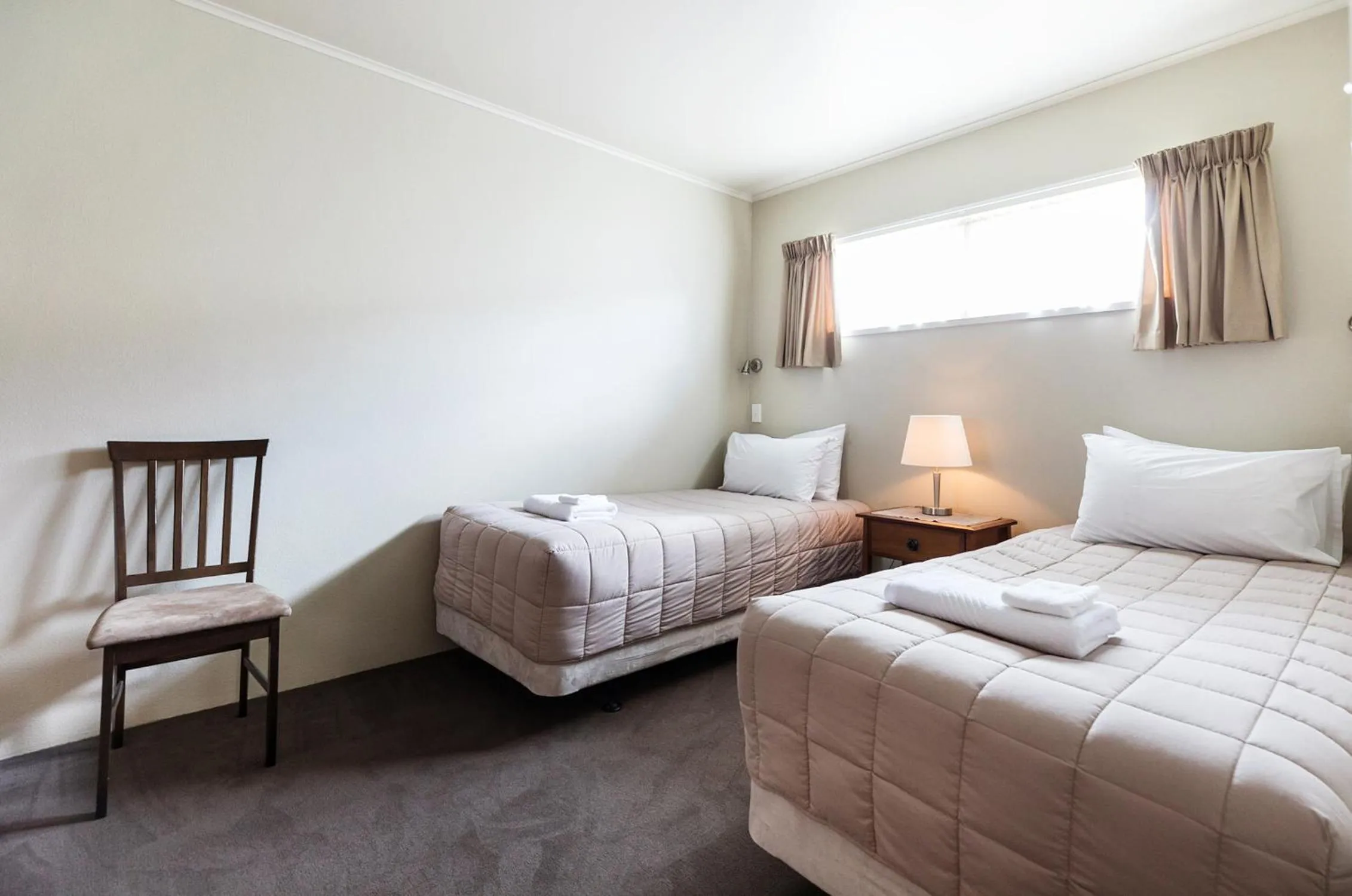 Bedroom, Bed in Colonial Court Motor Inn