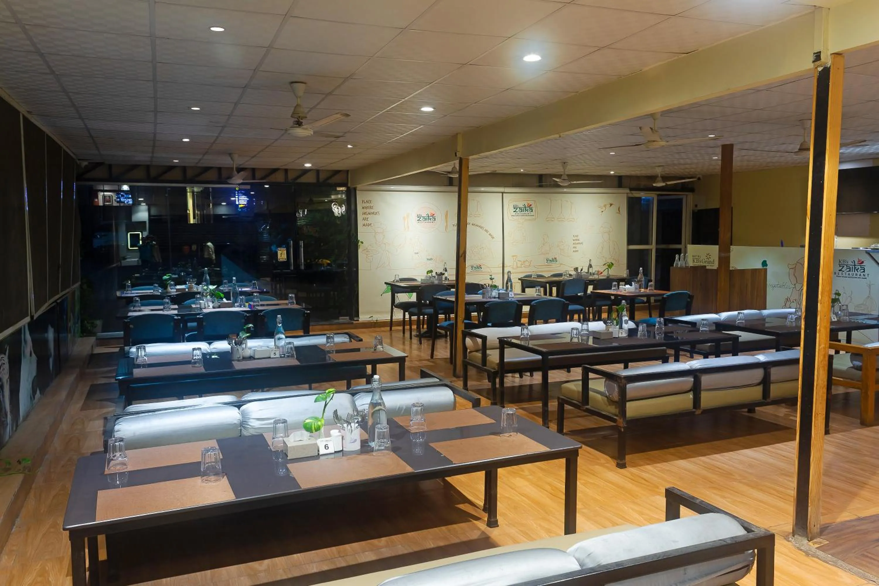 Restaurant/places to eat in HOTEL KB's Grand