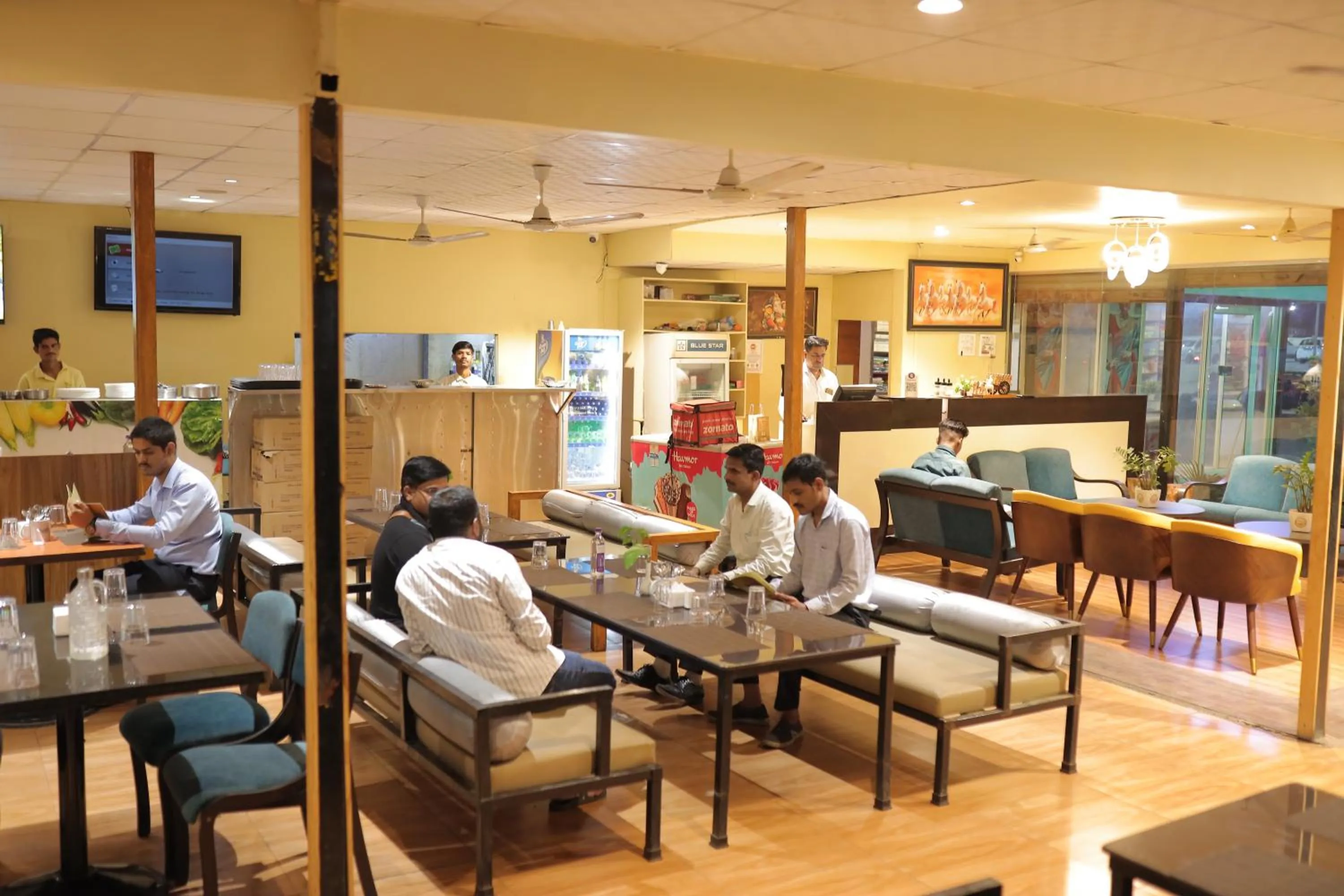 Restaurant/places to eat in HOTEL KB's Grand