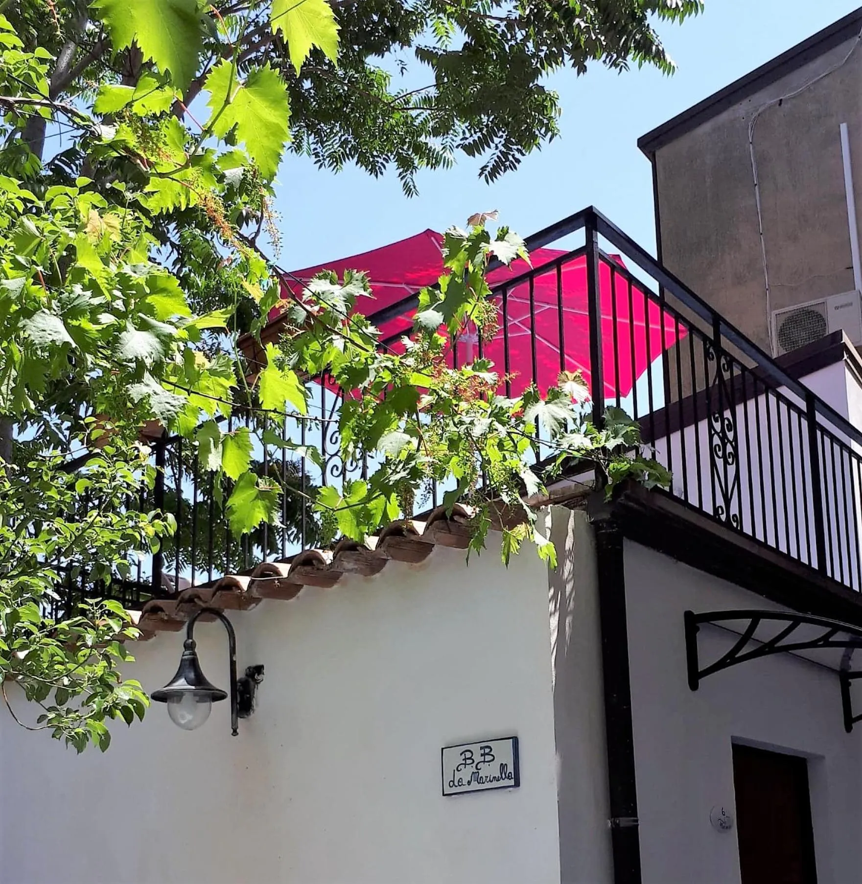 Photo of the whole room in La Marinella