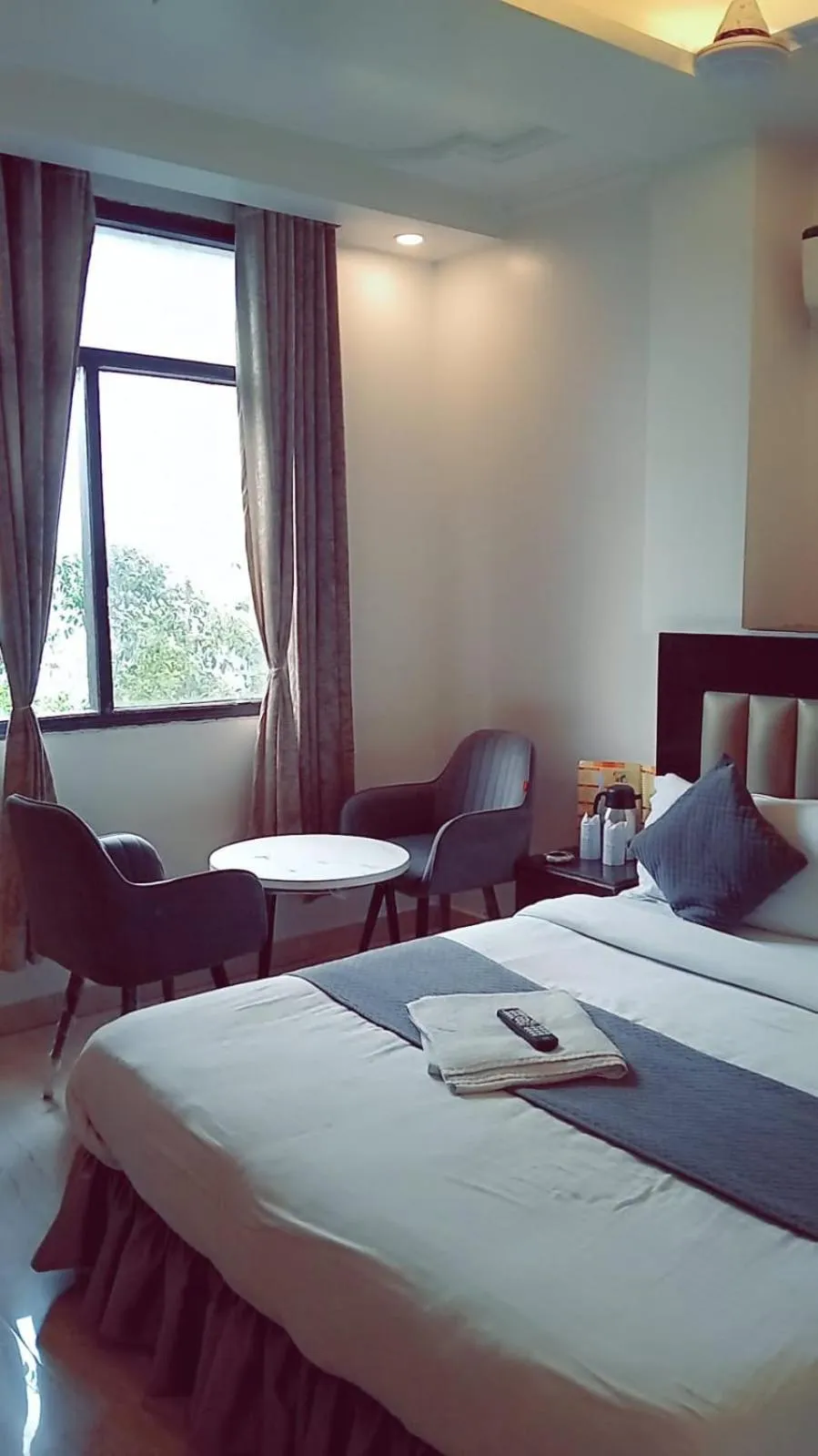 Bed in Hotel Delhi Empire Dx