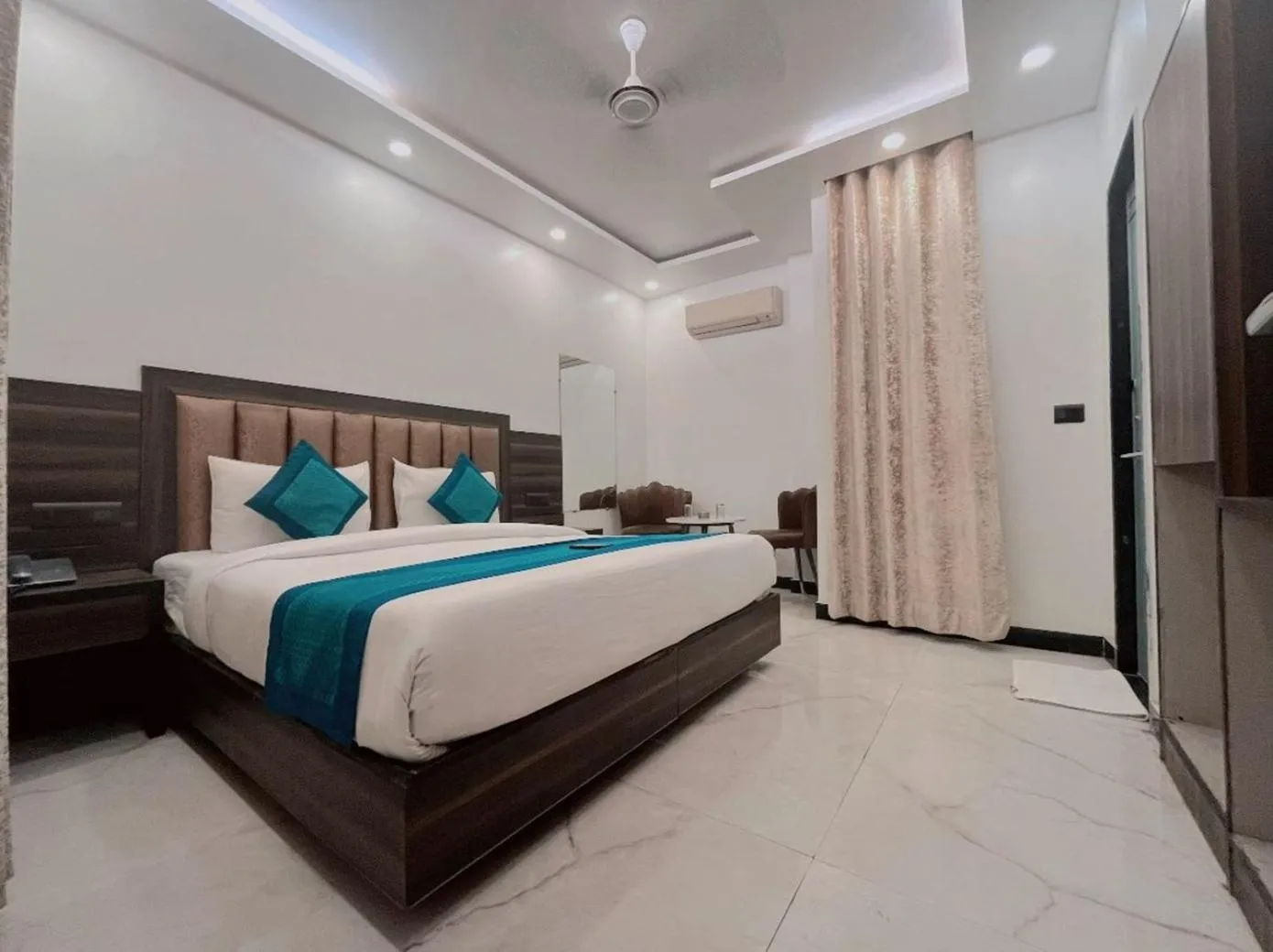 Bed in Hotel Delhi Empire Dx