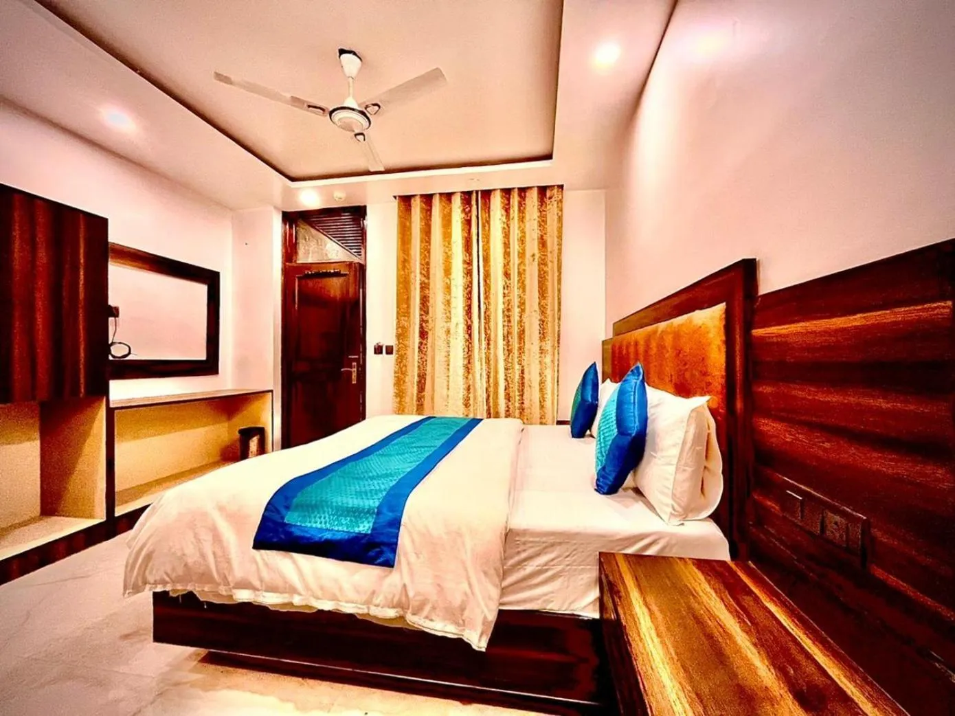 Bed in Hotel Delhi Empire Dx