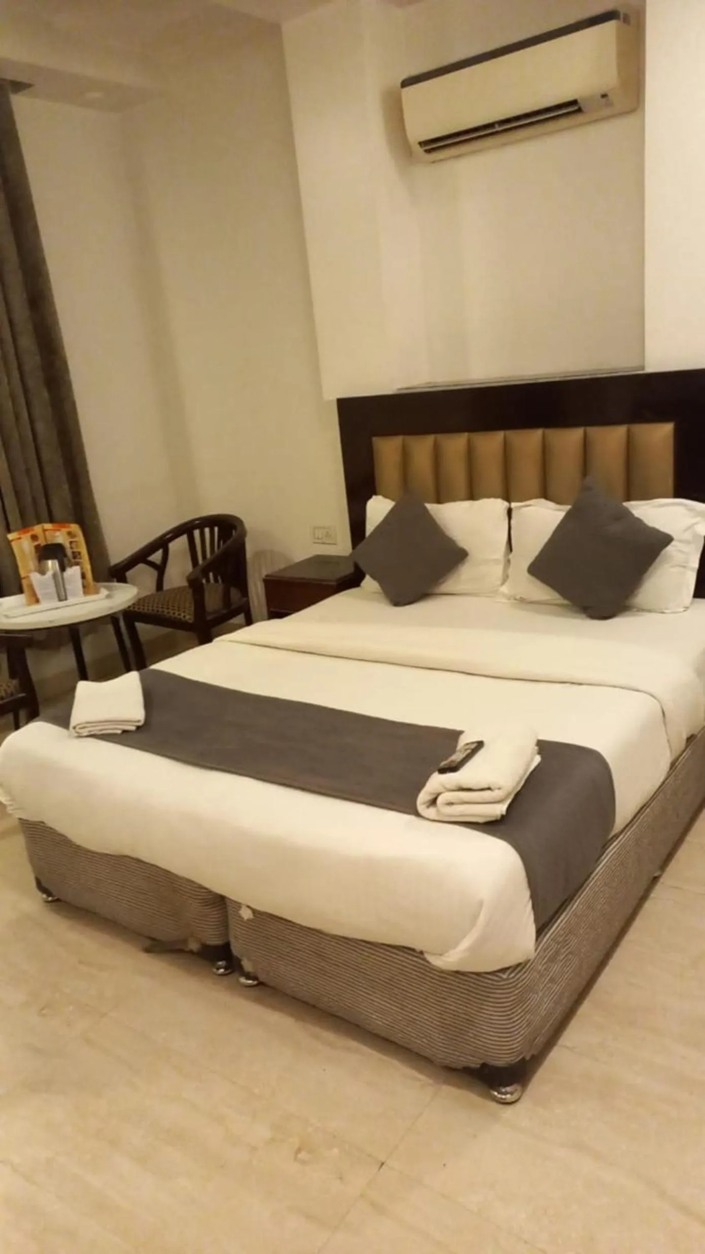 Bed in Hotel Delhi Empire Dx