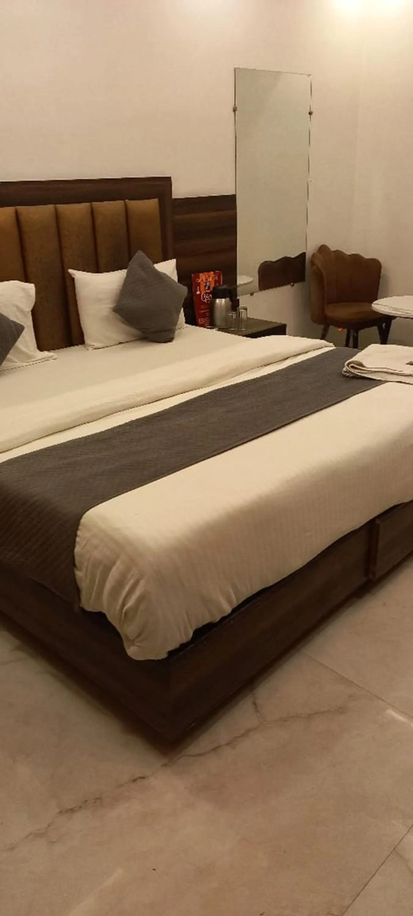 Bed in Hotel Delhi Empire Dx