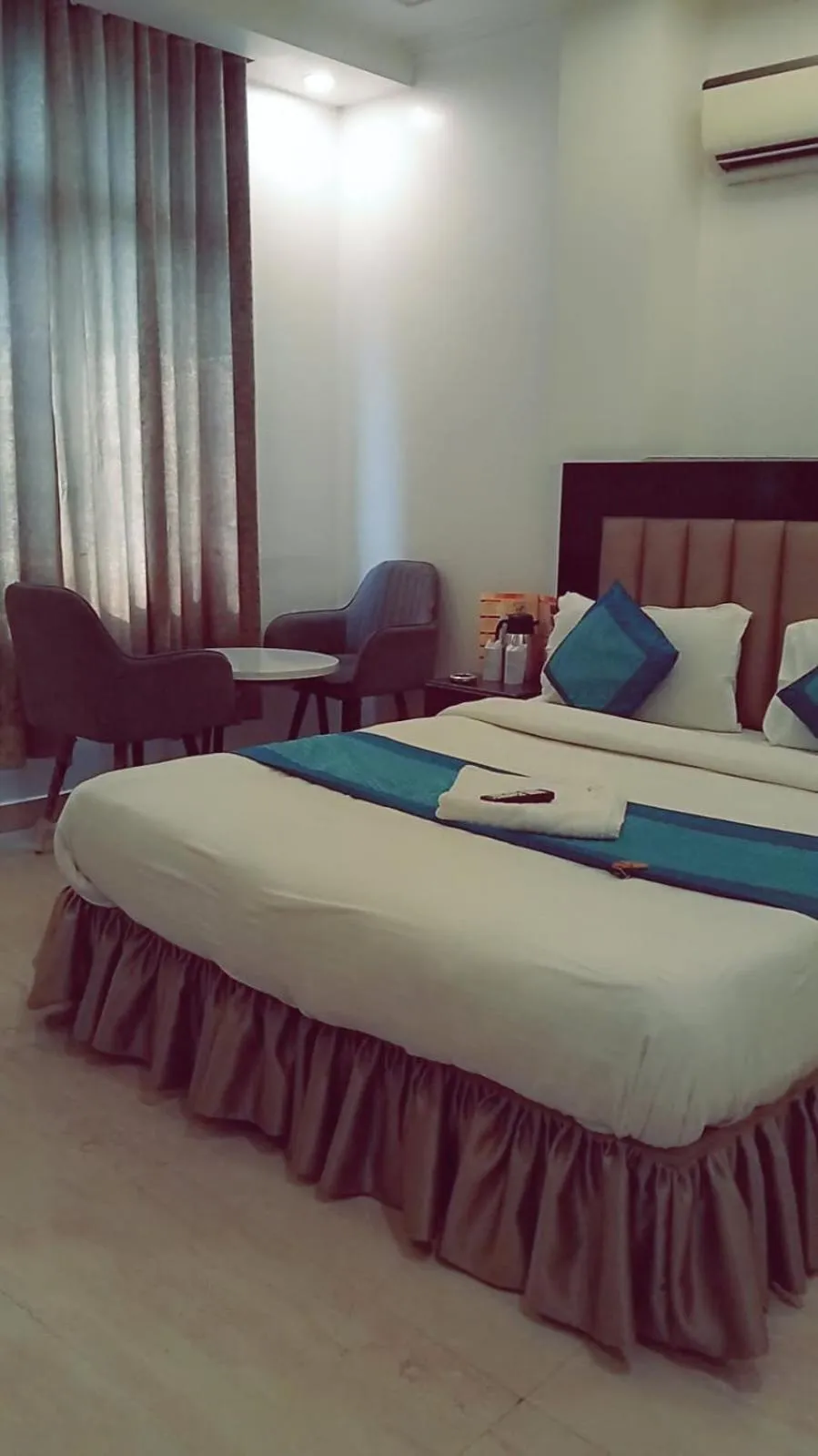 Bed in Hotel Delhi Empire Dx