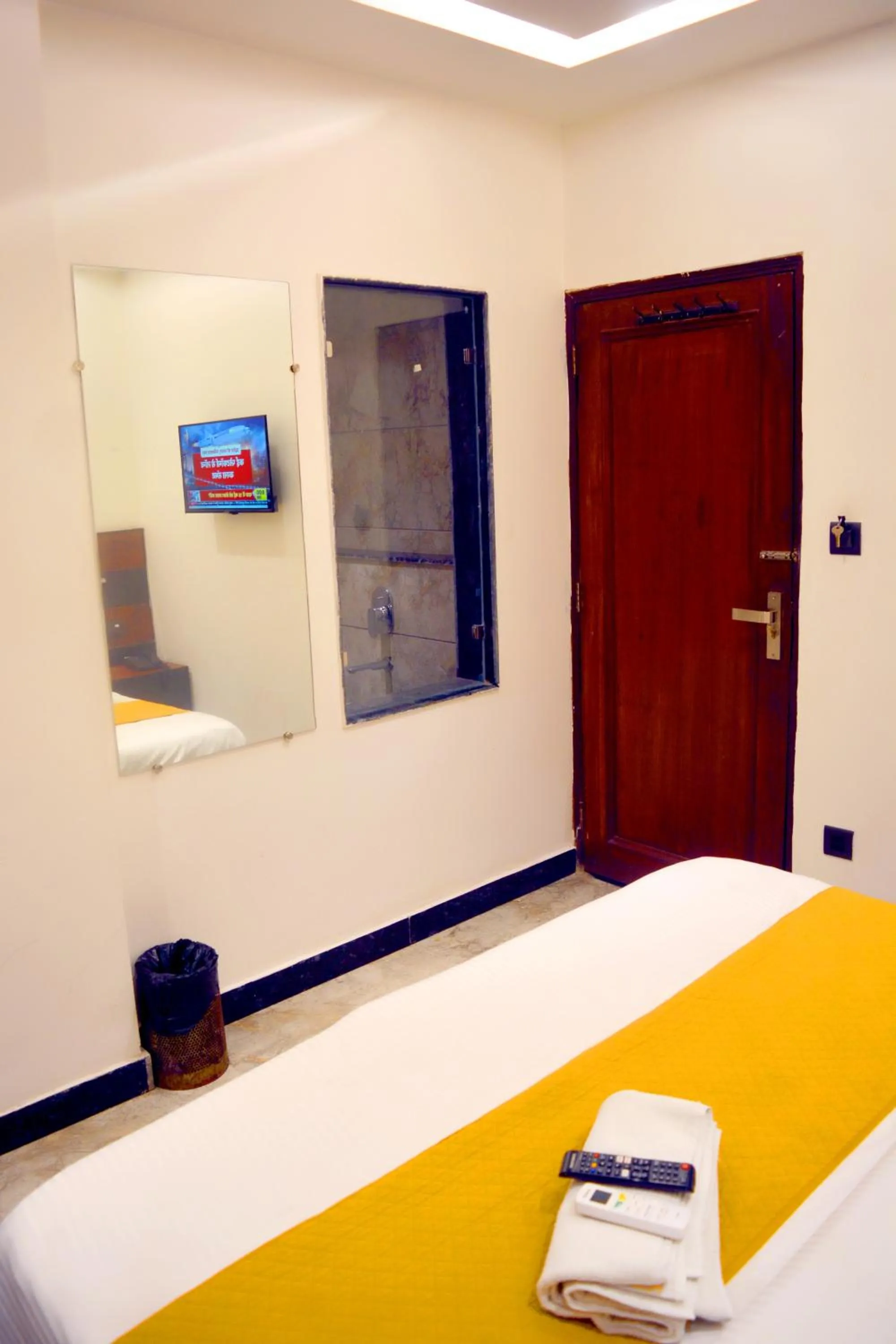 Photo of the whole room, Bed in Hotel Delhi Empire Dx