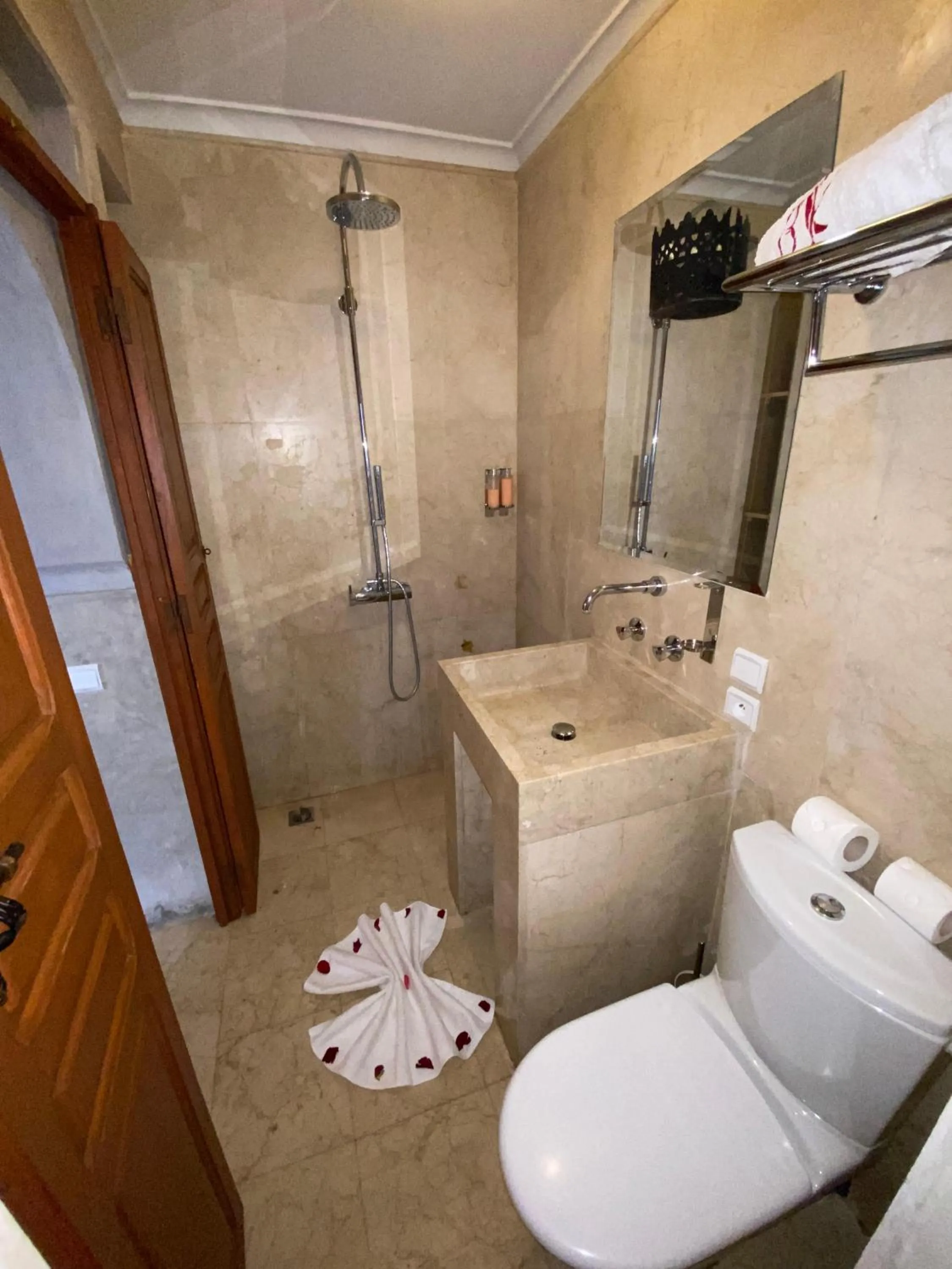 Shower in Riad Bab Yacout & SPA