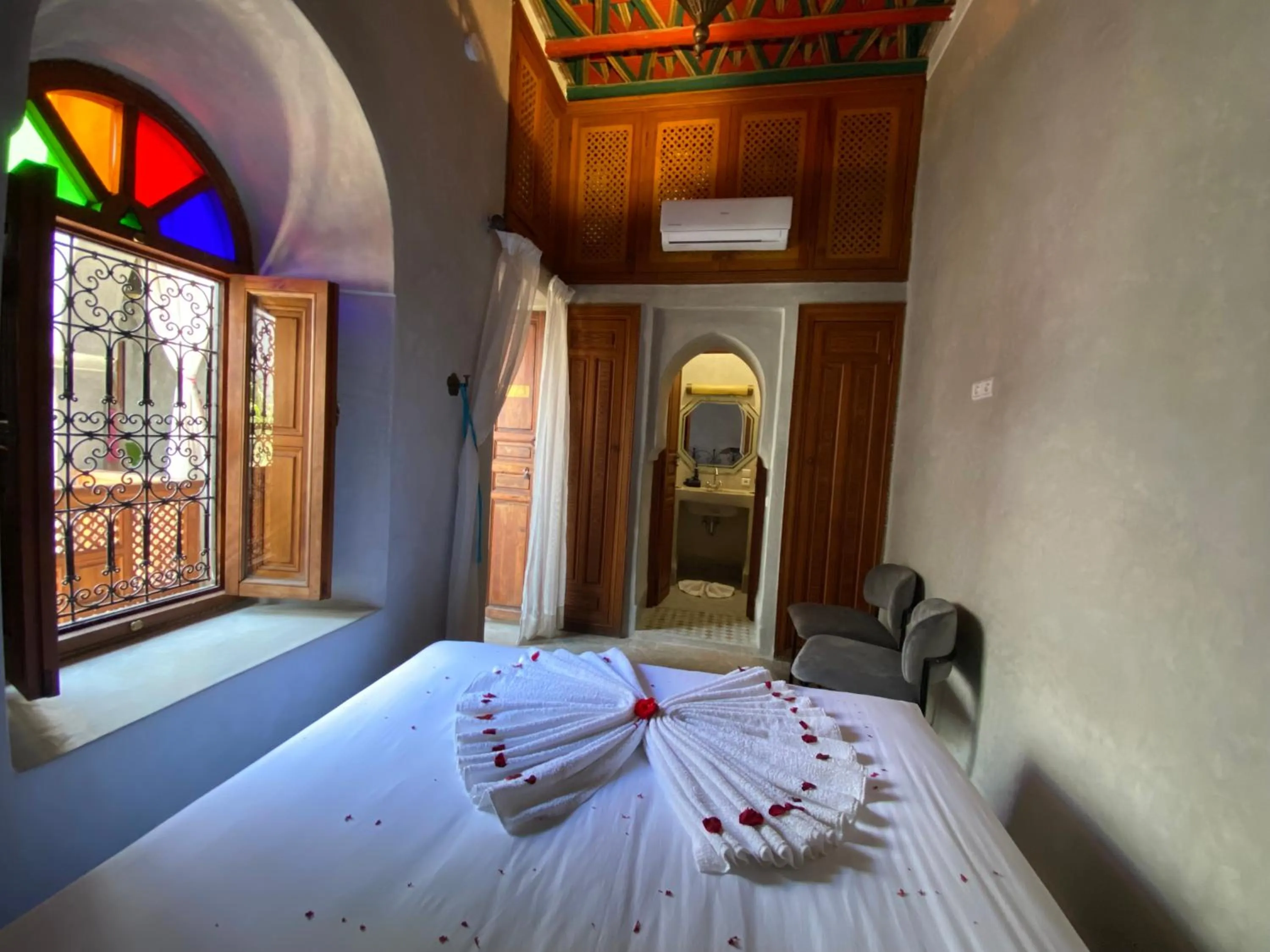 Bed in Riad Bab Yacout & SPA