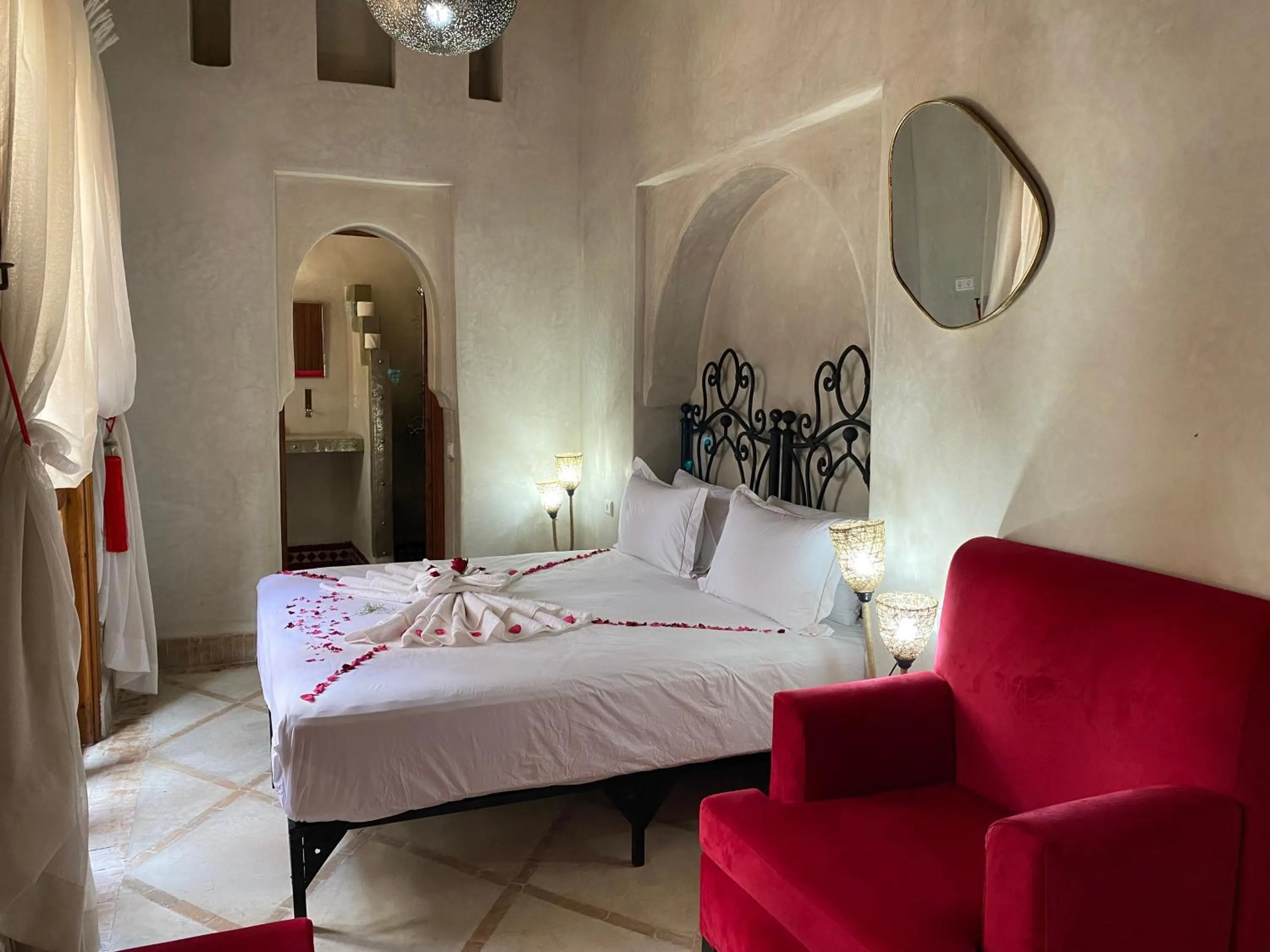 Bed in Riad Bab Yacout & SPA