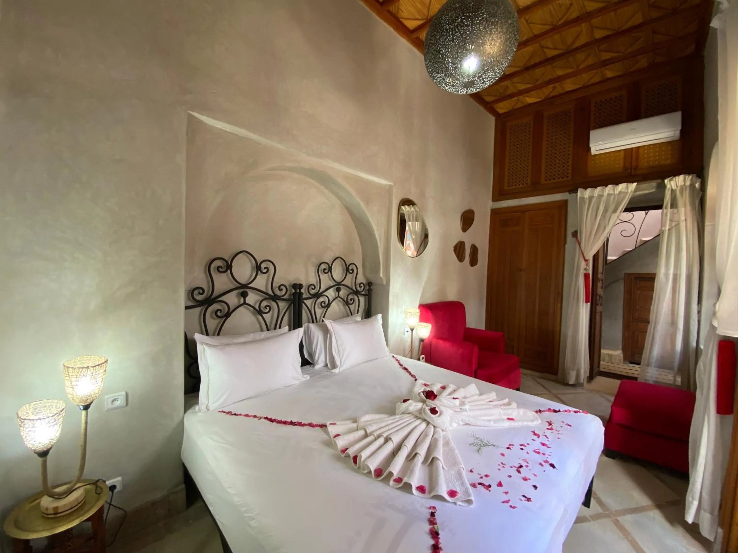 Bed in Riad Bab Yacout & SPA