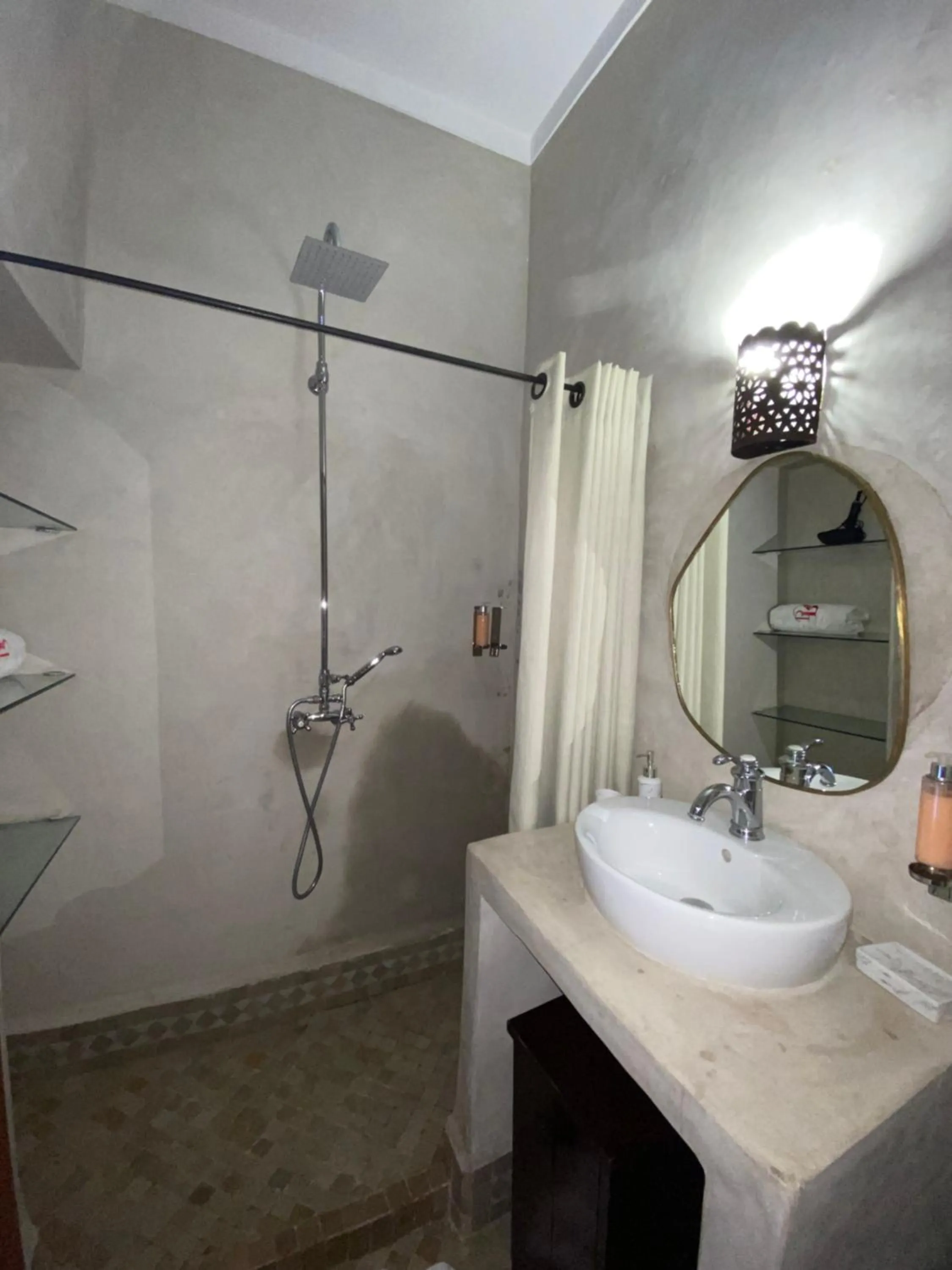 Shower in Riad Bab Yacout & SPA