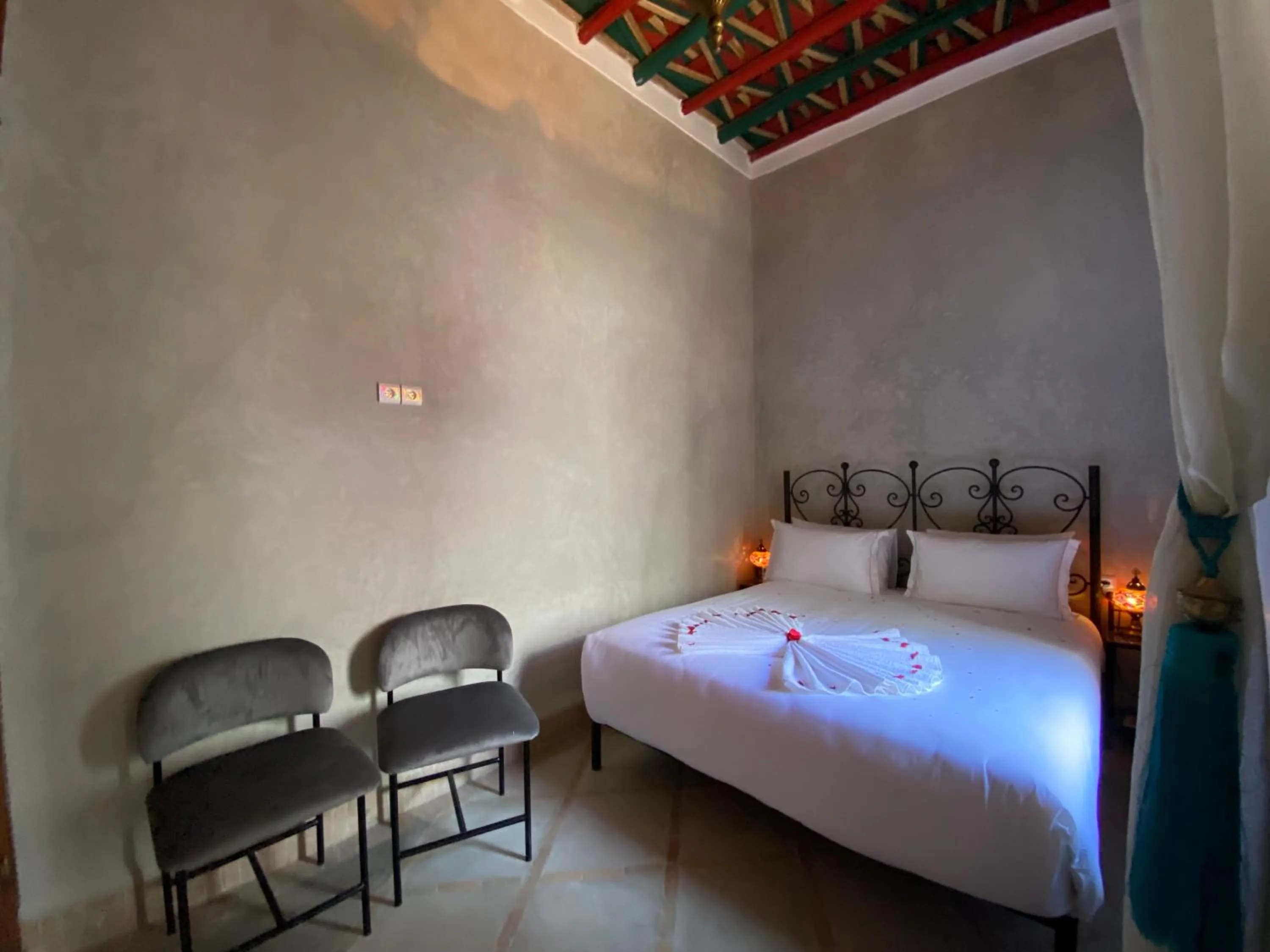 Bed in Riad Bab Yacout & SPA