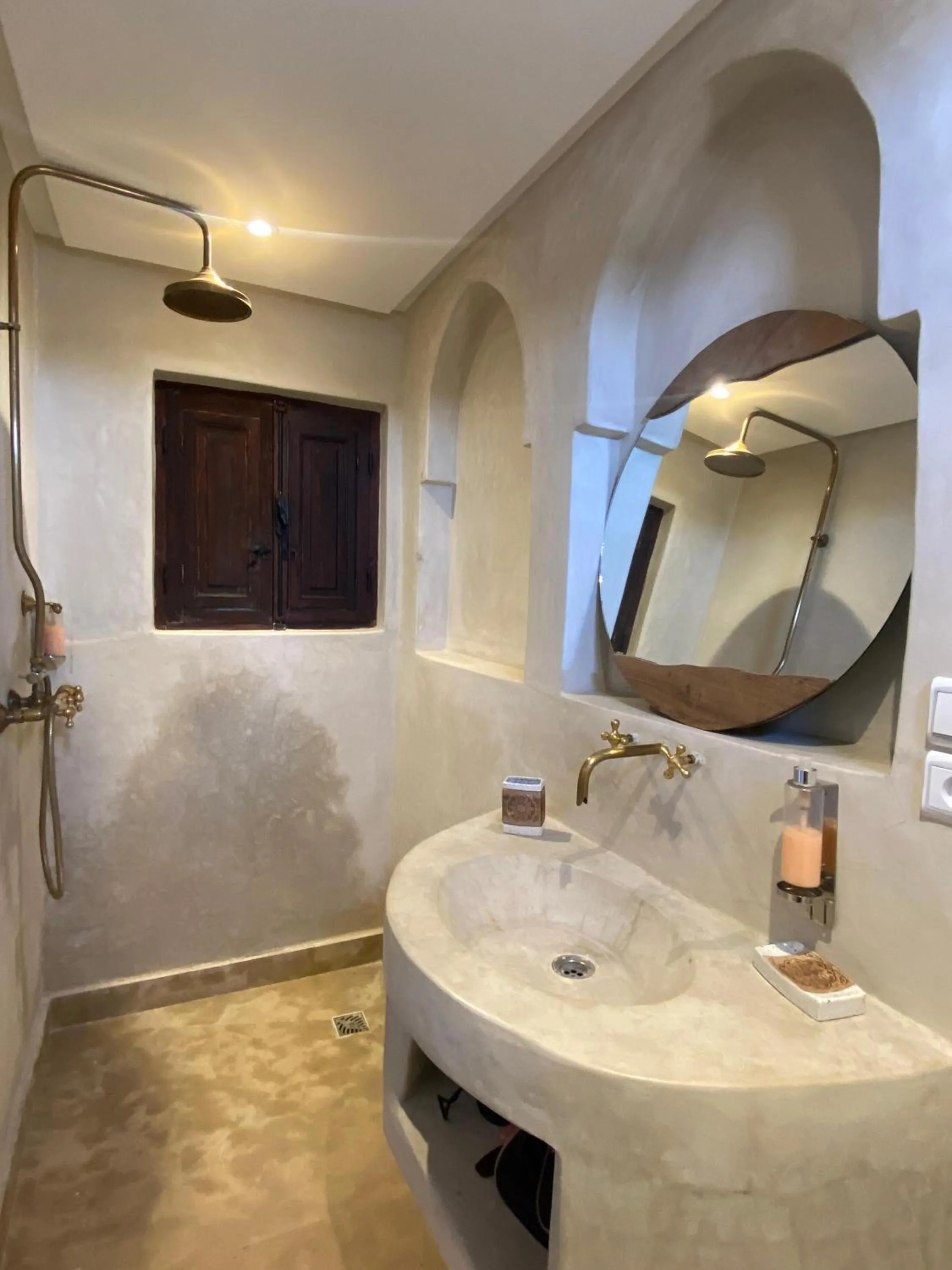 Shower in Riad Bab Yacout & SPA