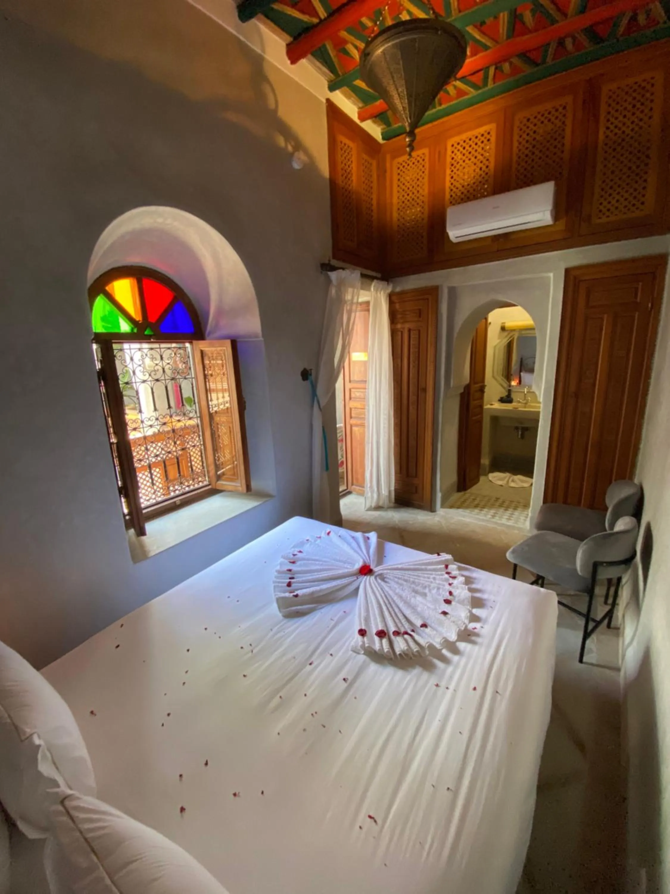 Bed in Riad Bab Yacout & SPA