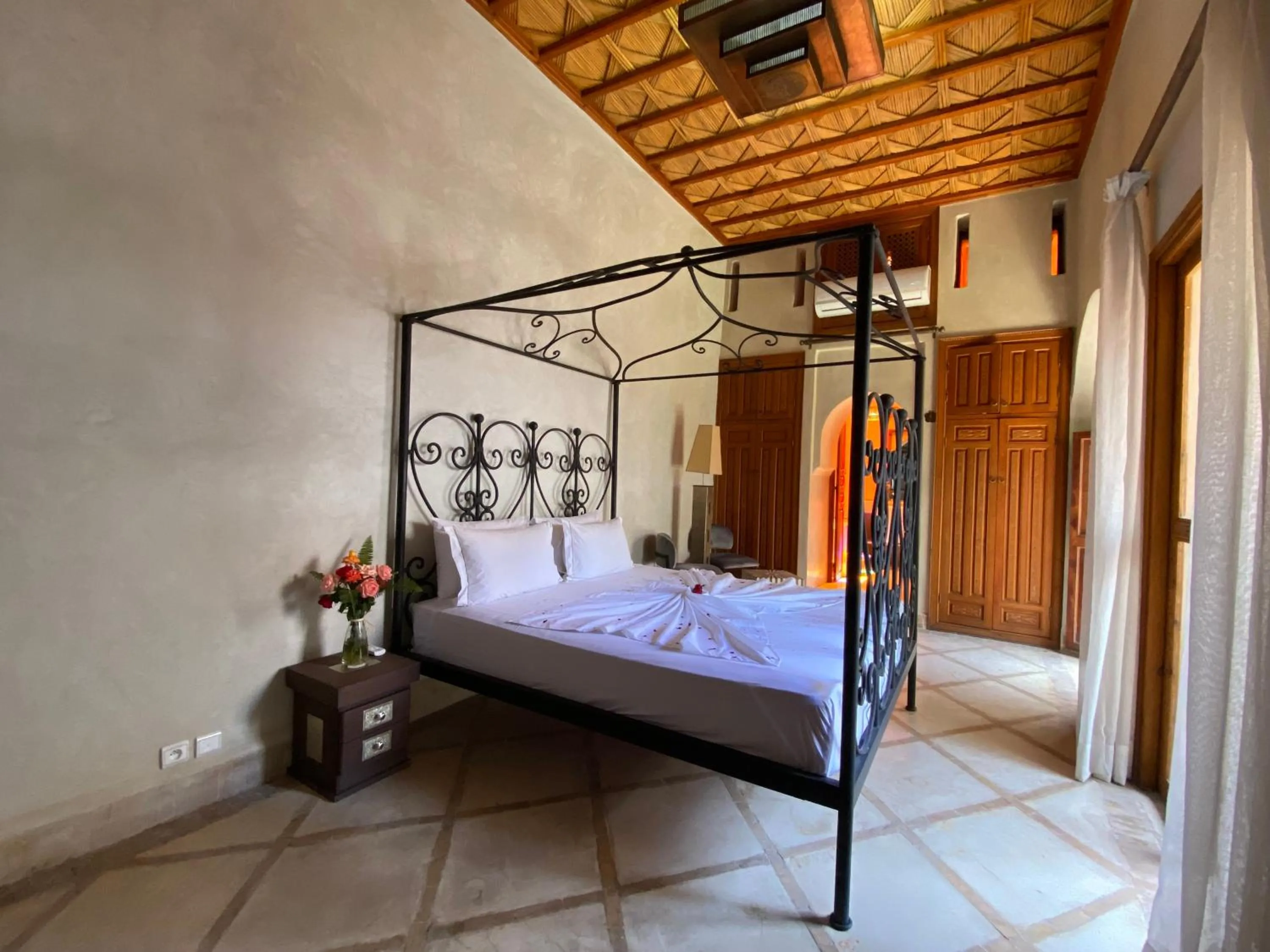 Bed in Riad Bab Yacout & SPA