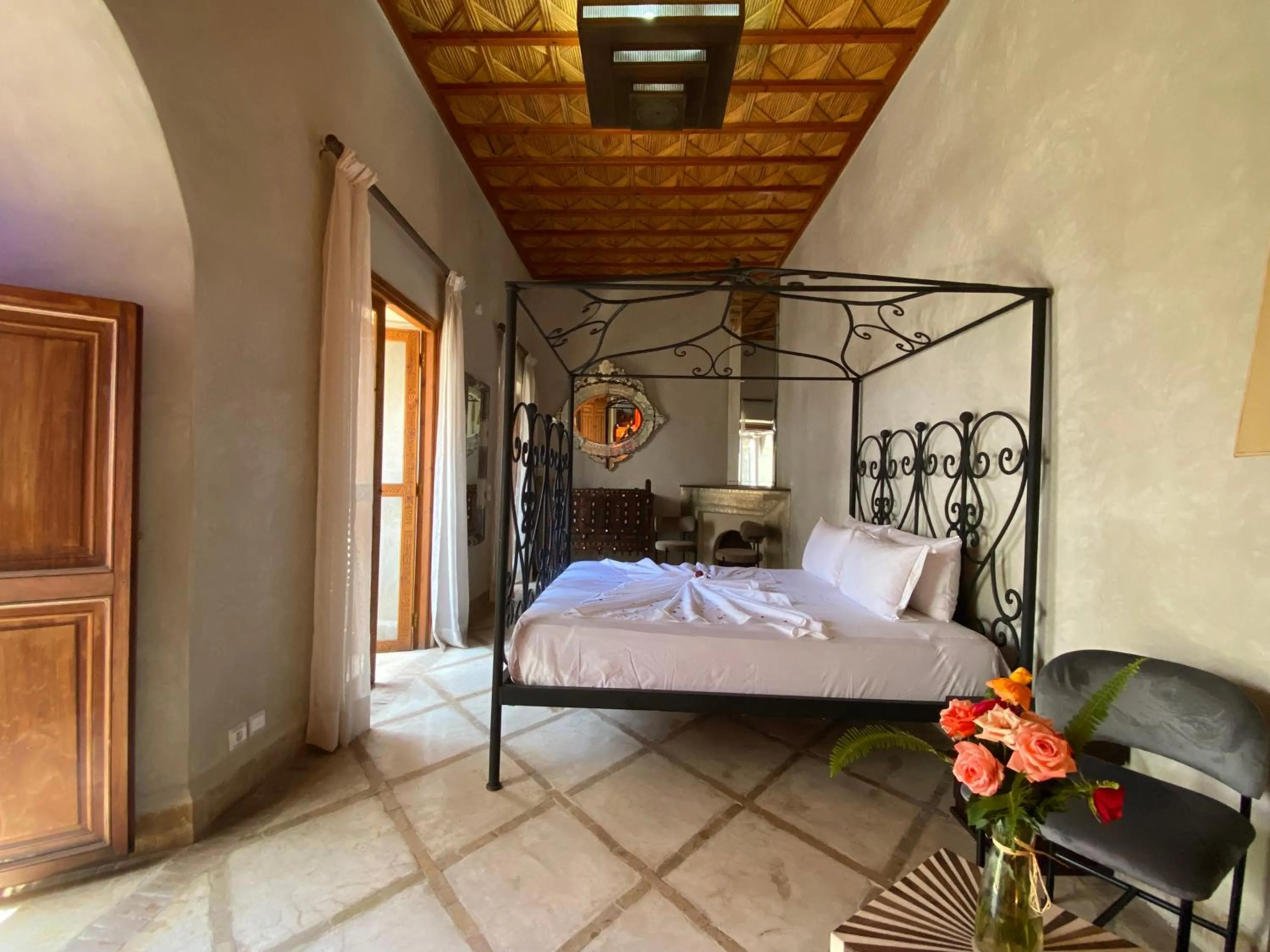 Bed in Riad Bab Yacout & SPA