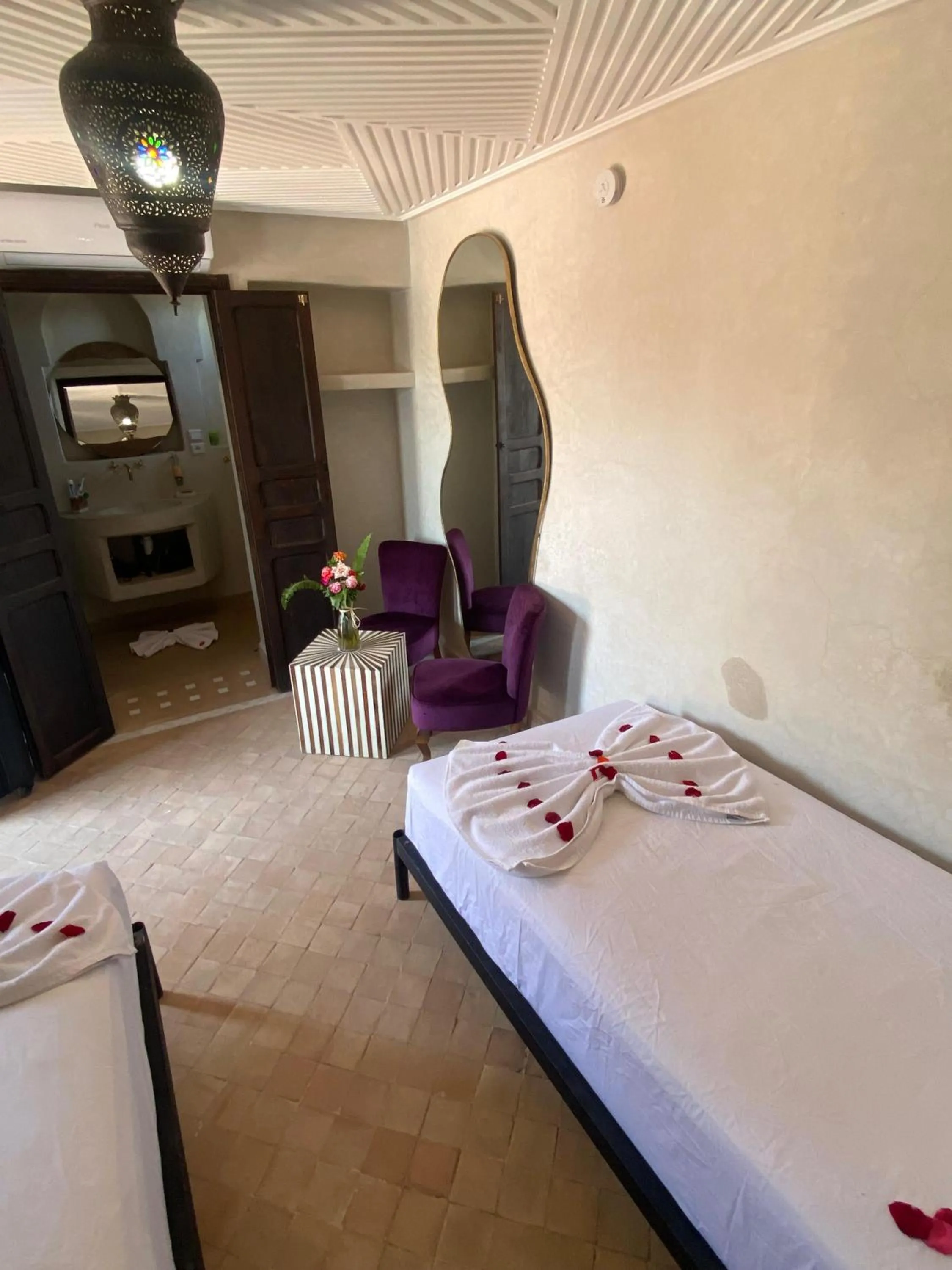 Bed in Riad Bab Yacout & SPA