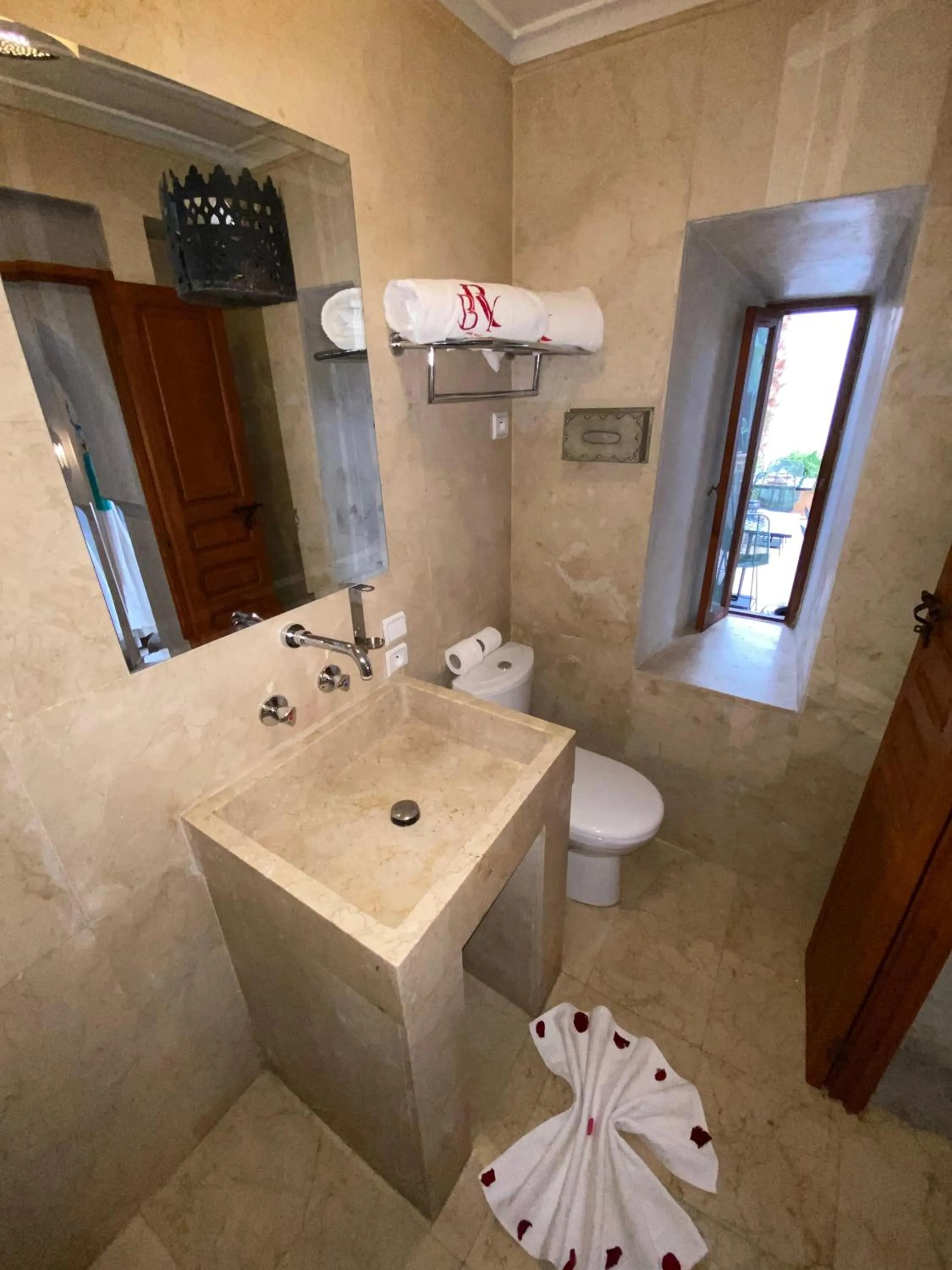 Shower in Riad Bab Yacout & SPA