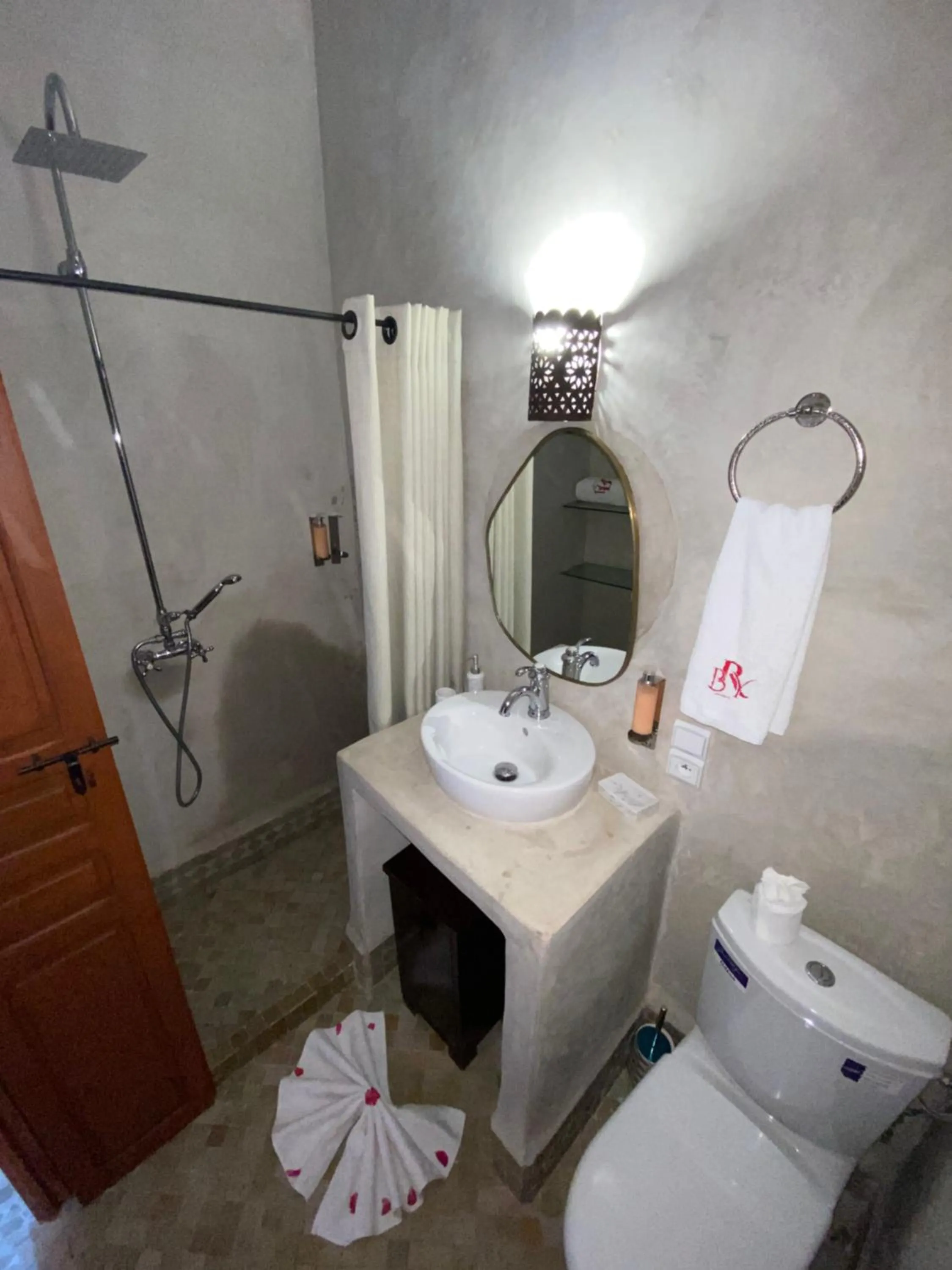 Shower in Riad Bab Yacout & SPA