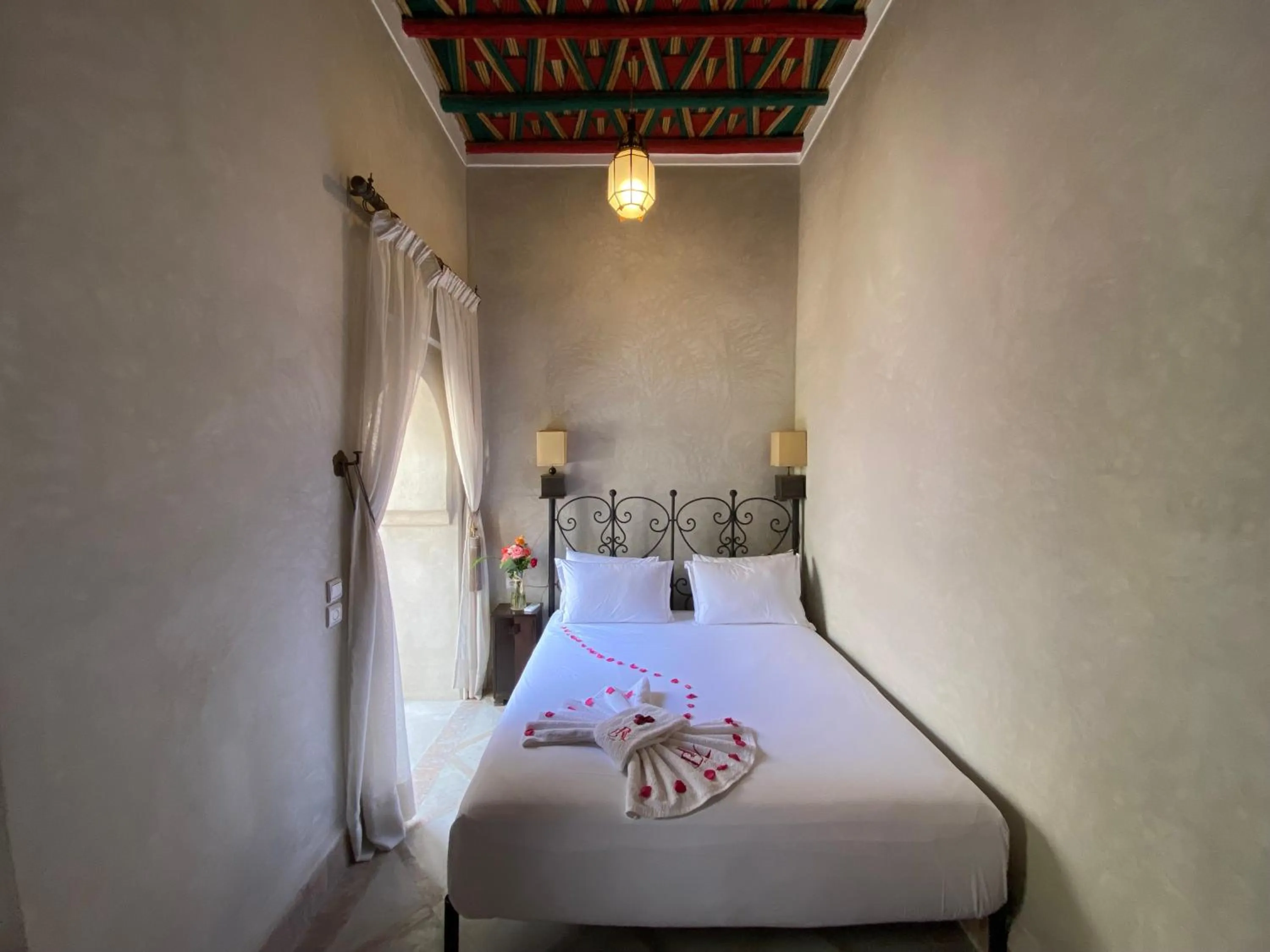 Bed in Riad Bab Yacout & SPA