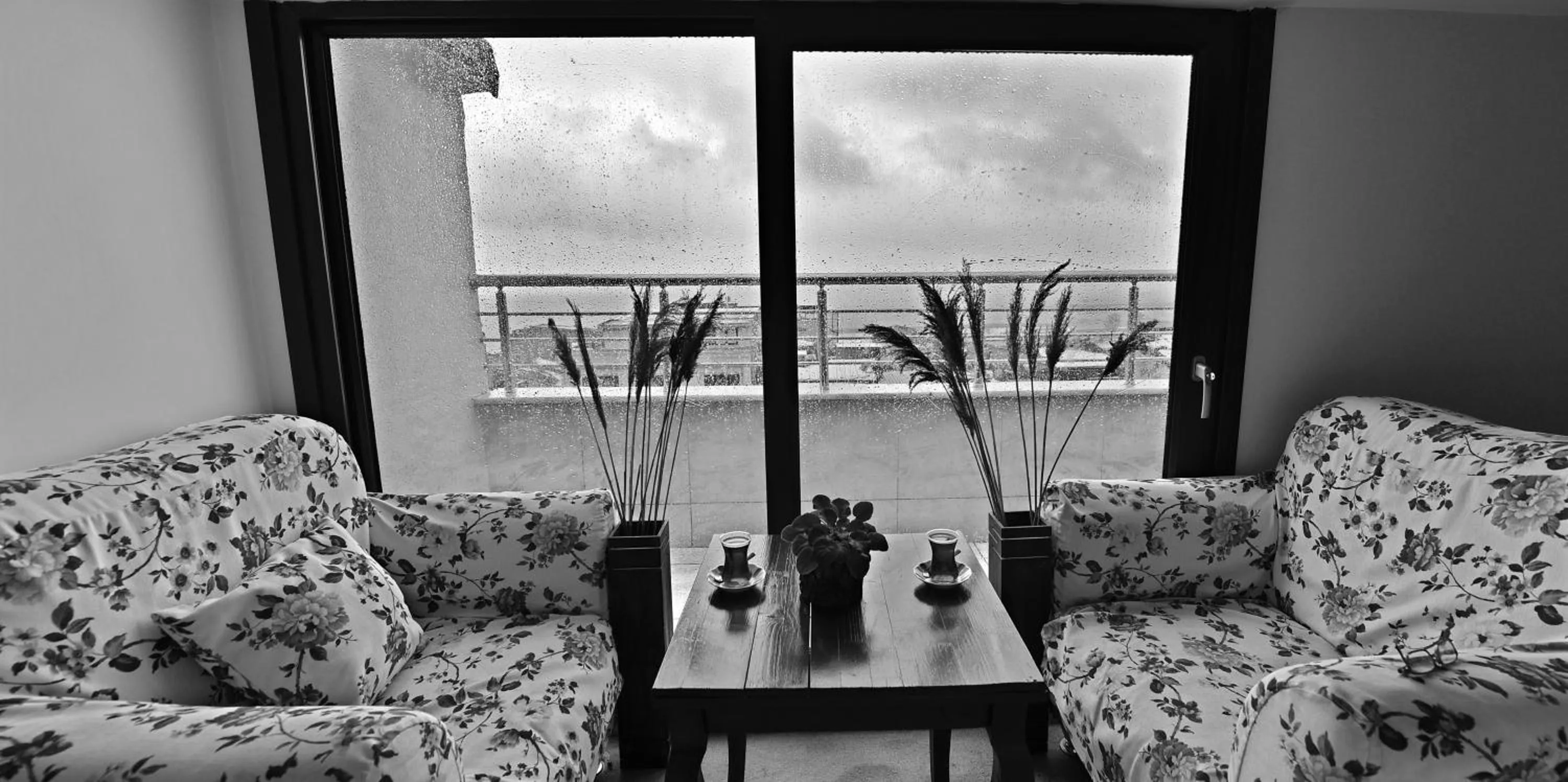 Communal lounge/ TV room in Oban Suites Istanbul