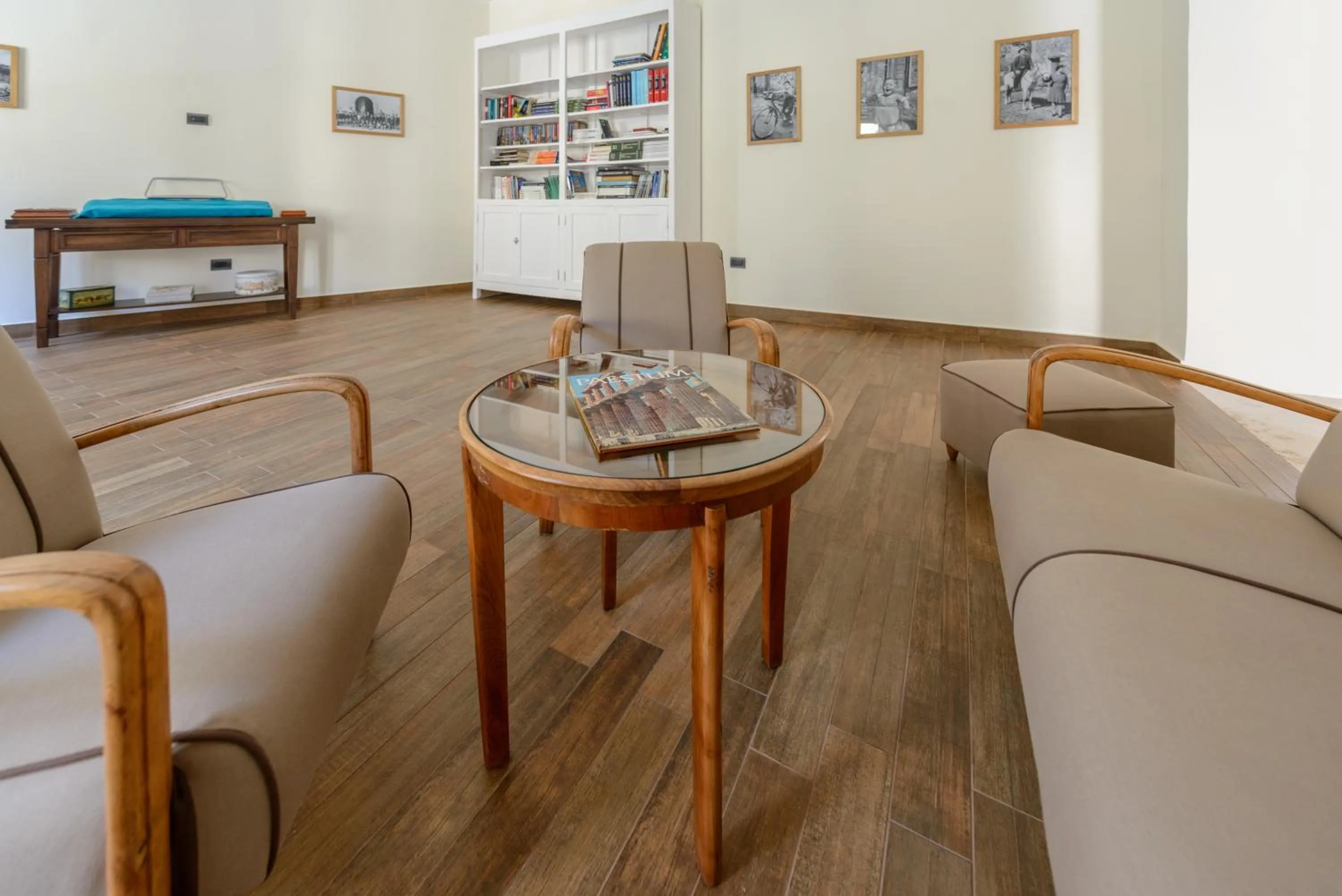 Library in La Bifora b&b