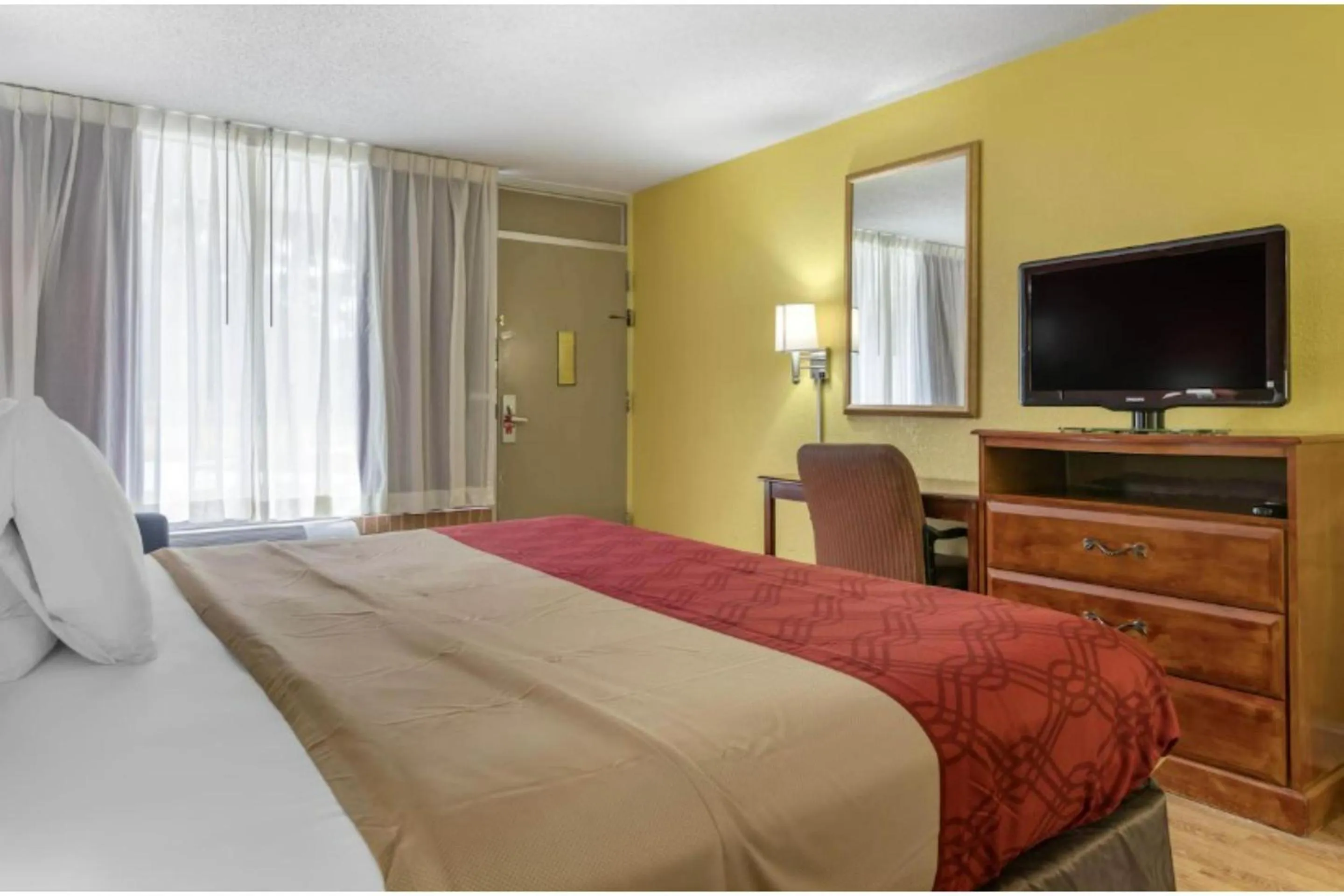 Bedroom, Bed in Travelers Inn Douglas By OYO US-441