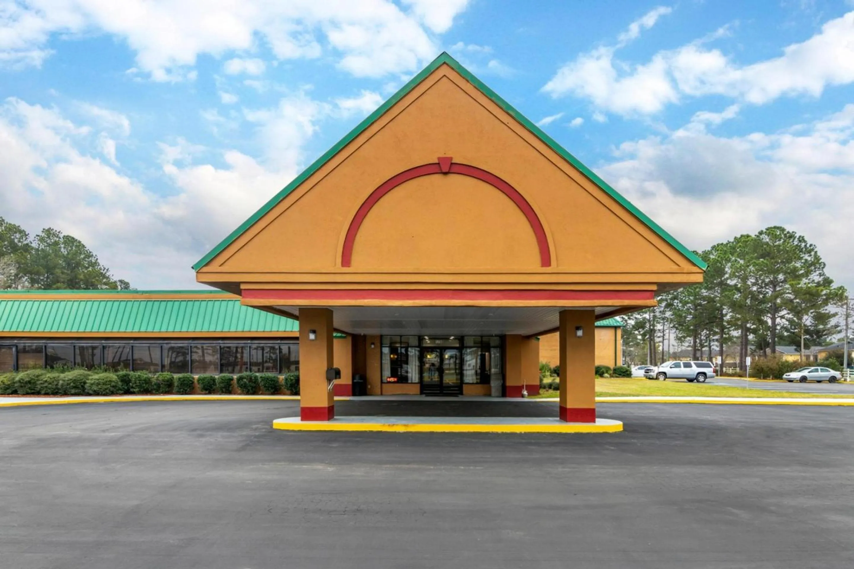 Property building in Travelers Inn Douglas By OYO US-441