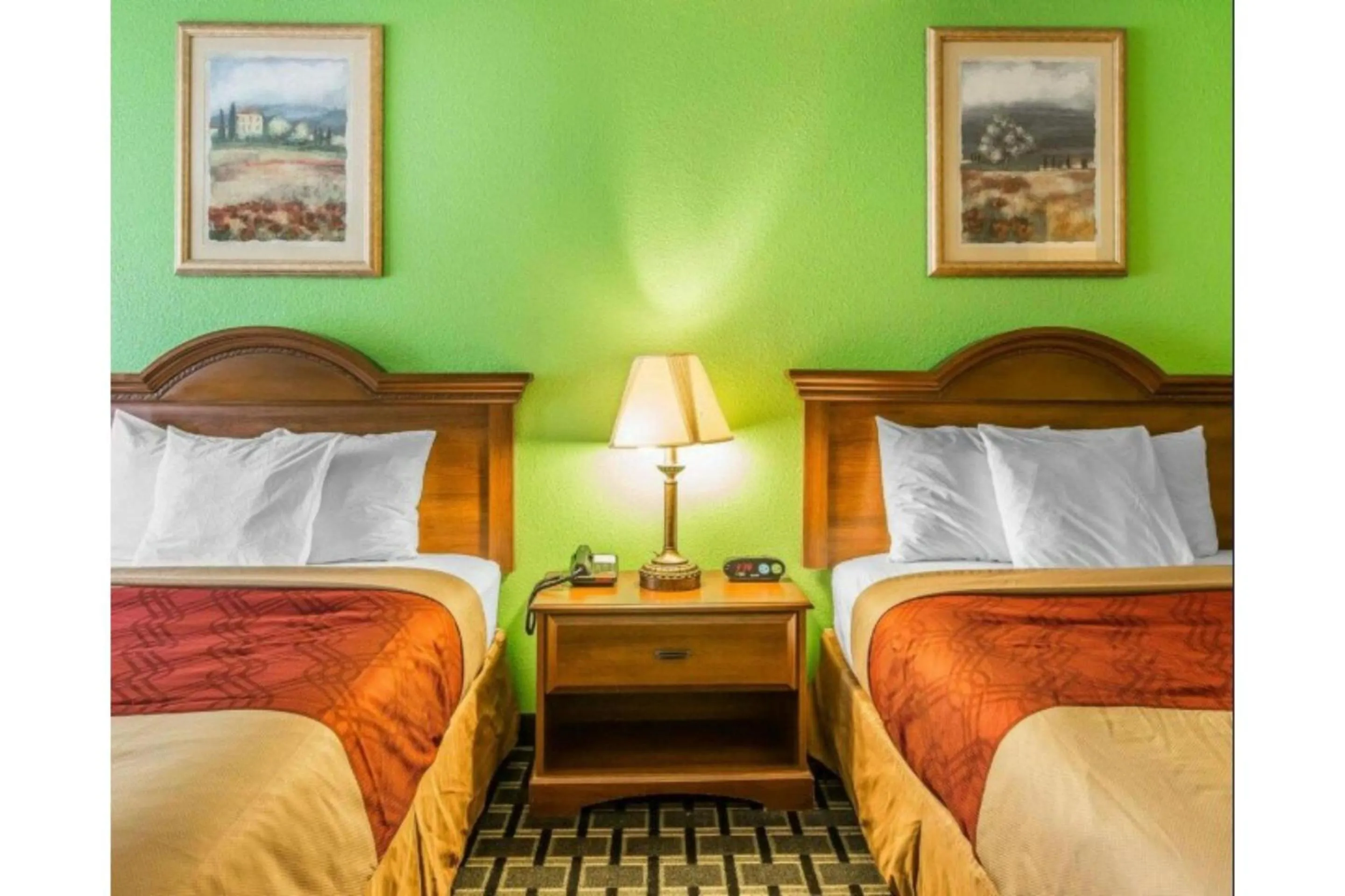 Bedroom, Bed in Travelers Inn Douglas By OYO US-441