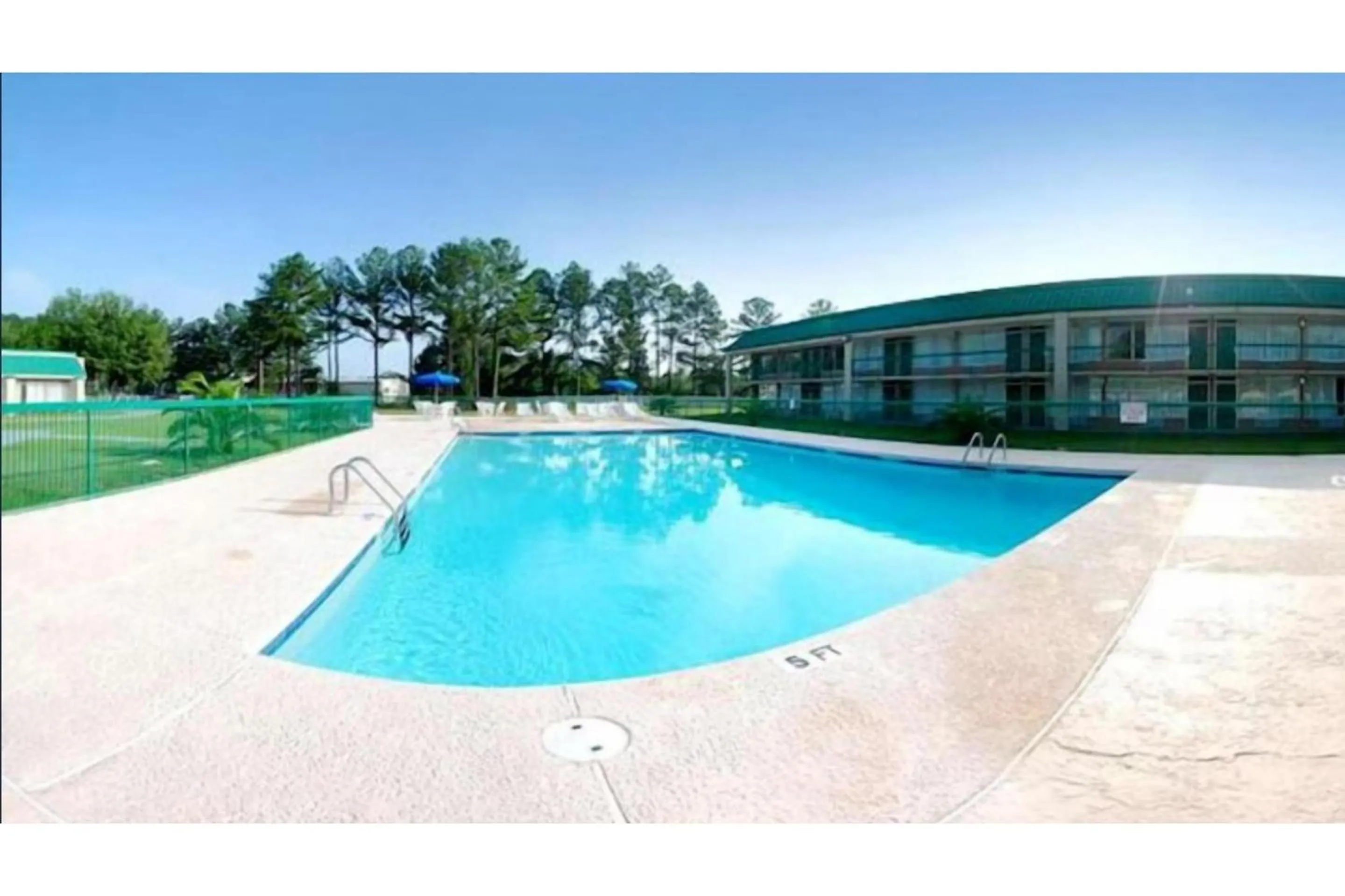 Swimming pool in Travelers Inn Douglas By OYO US-441